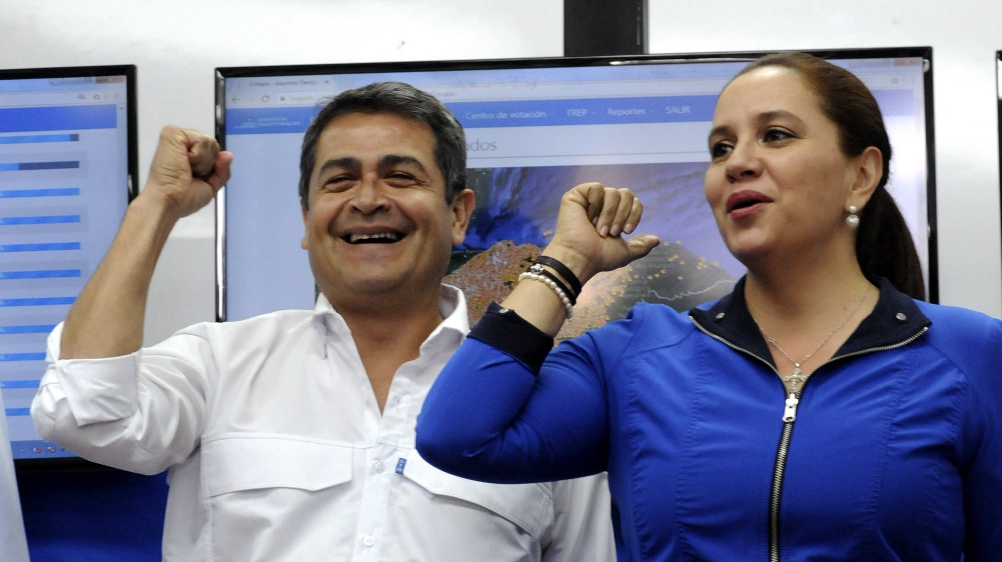 epa06353046 Honduran President and candidate to the re-election Juan Orlando Hernandez (C) and First Lady Ana Garcia de Hernandez deliver a press conference in Tegicigalpa, Honduras, 26 November 2017. Hondurans head to the polls to elect a president, three vice-presidents, legislative and town authorities.  EPA/Humberto Espinoza
