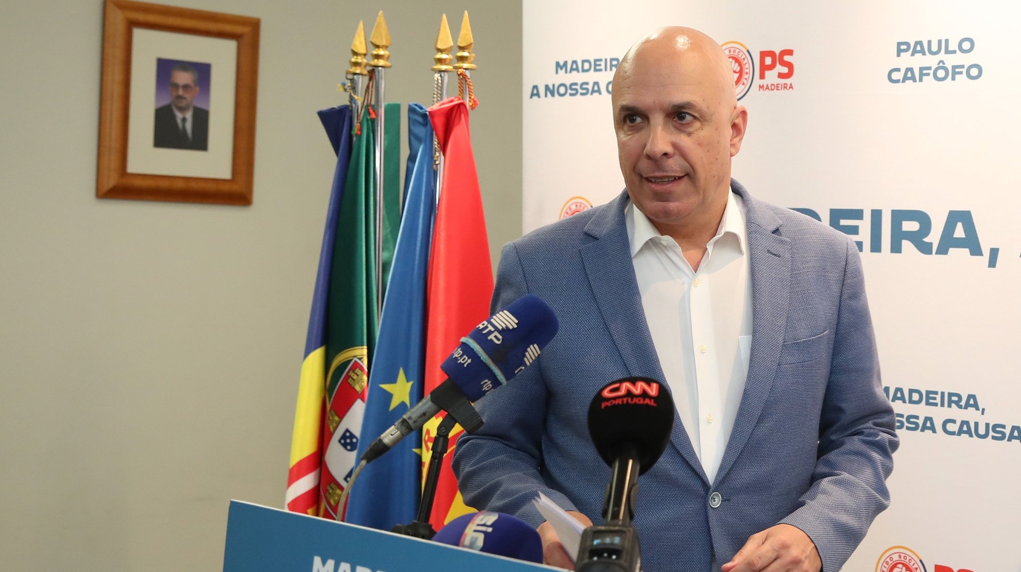 O presidente do PS Madeira, Paulo Cafôfo, esta tarde durante uma conferência de imprensa na sede do partido no Funchal, ilha da Madeira, 17 de fevereiro de 2024. HOMEM DE GOUVEIA/LUSA