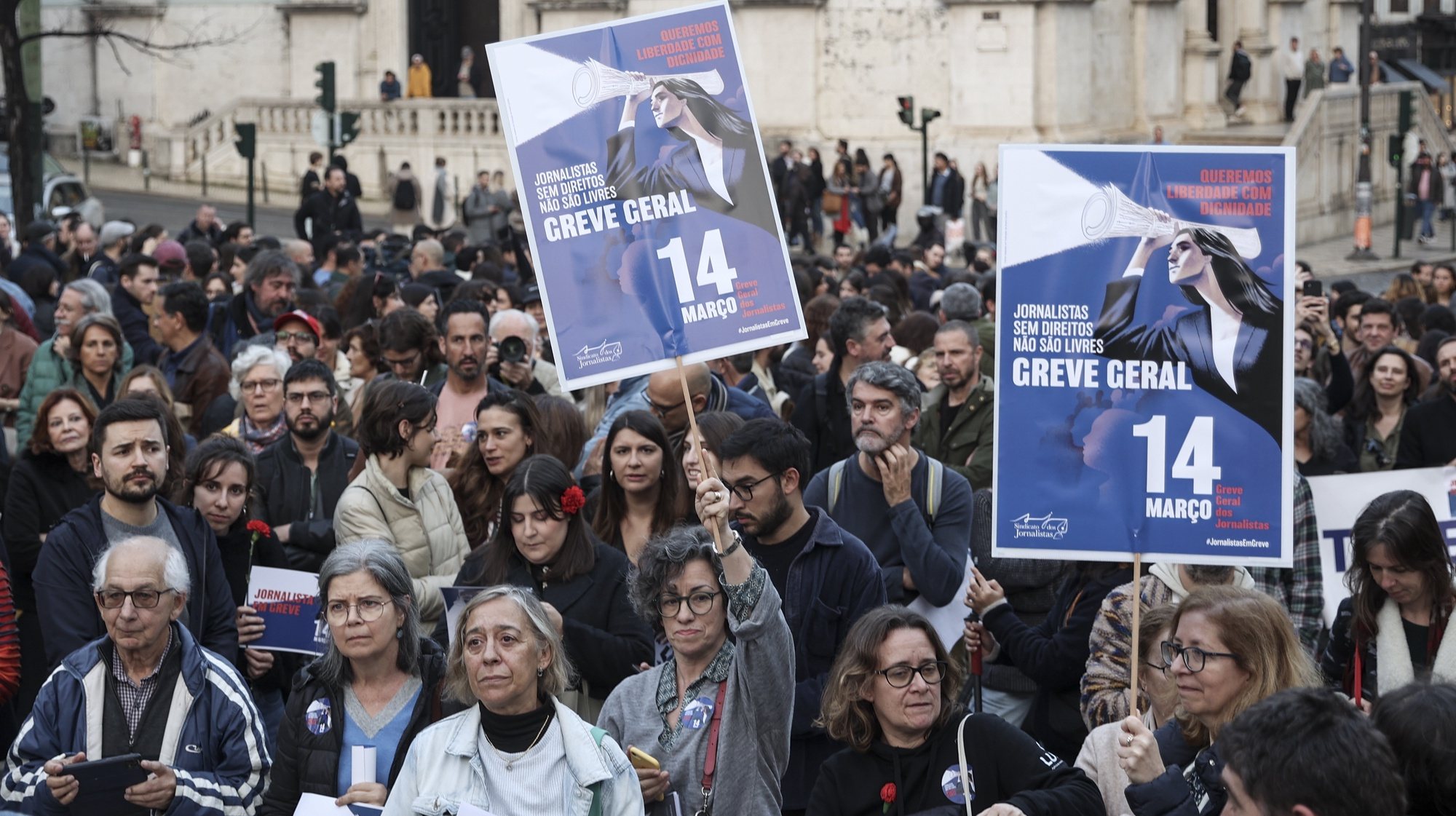 Jornalistas de vários órgãos de comunicação social protestam no Largo do Camões, em Lisboa, 14 de março de 2024. O Sindicato dos Jornalistas (SJ) agendou uma greve geral para este dia, a primeira em mais de 40 anos (a última foi em 1982), contra os baixos salários, precariedade e degradação das condições de trabalho do setor. CARLOS M. ALMEIDA/LUSA
