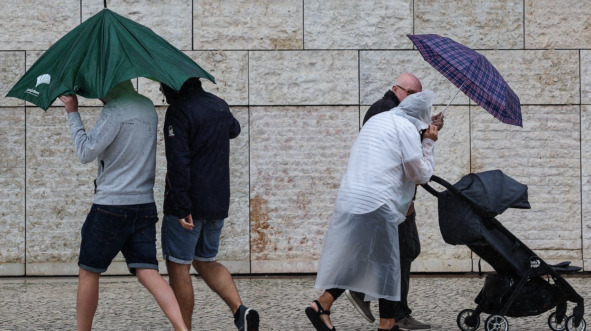 Turistas protegem-se da chuva em Lisboa, 17 de outubro de 2023. TIAGO PETINGA/LUSA