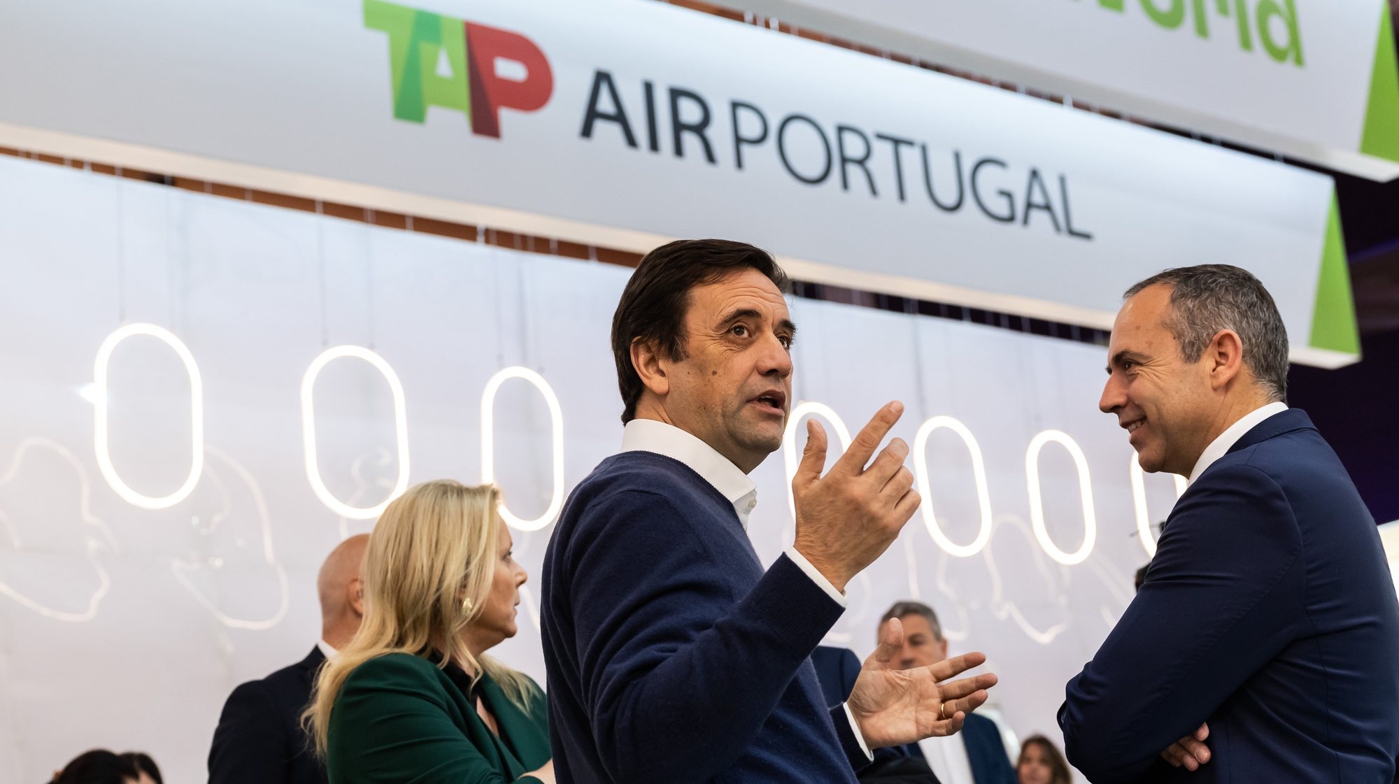 O presidente da companhia aérea TAP, Luís Rodrigues (C), durante um evento na Bolsa de Turismo de Lisboa (BTL) onde anunciou novidades da empresa para 204, na FIL, em Lisboa, 29 de fevereiro de 2024. JOSÉ SENA GOULÃO/LUSA