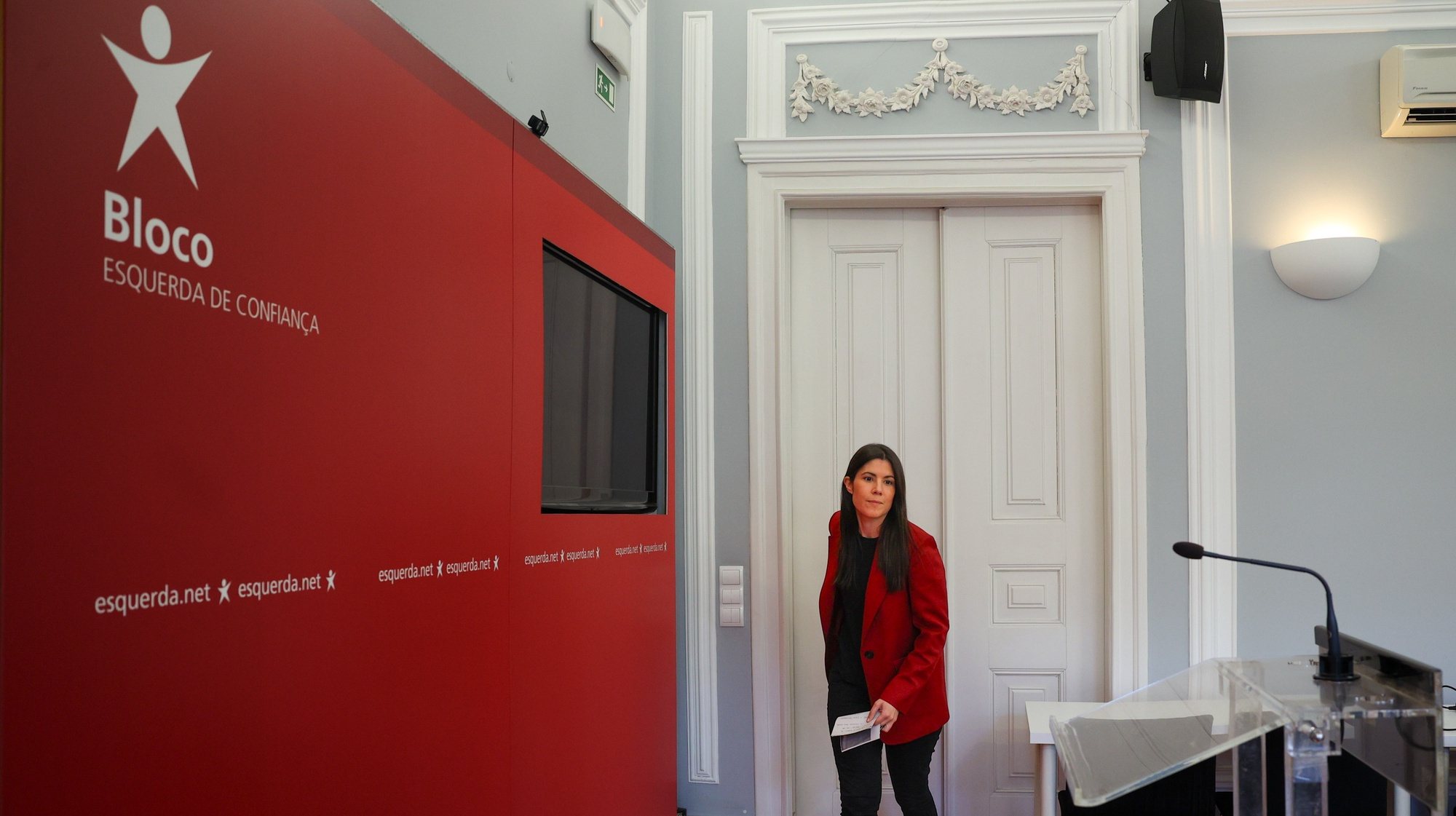 A coordenadora Nacional do Bloco de Esquerda (BE), Mariana Mortágua, à entrada para a conferência de imprensa sobre política económica e Programa de Estabilidade, em Lisboa, 16 de abril de 2024. ANTÓNIO COTRIM/LUSA