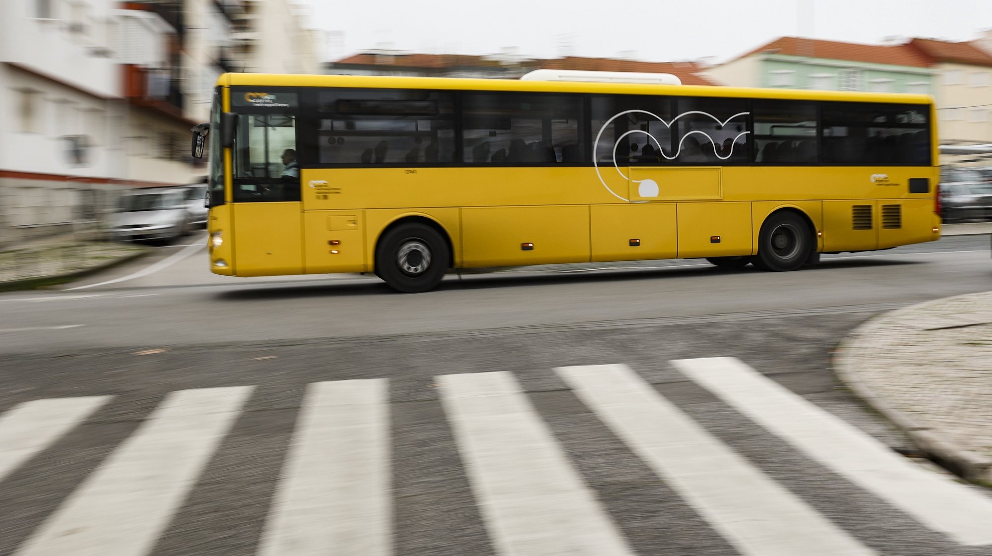 Um autocarro da Carris Metropolitana em serviço na área de Lisboa, 27 de dezembro de 2023. A Carris Metropolitana é uma iniciativa dos 18 municípios do coletivo rodoviário de passageiros na Área Metropolitana de Lisboa (AML) que, através da Transportes Metropolitanos de Lisboa, funde a operação de transporte público rodoviário de toda a AML numa só imagem e serviço. (ACOMPANHA TEXTO DA LUSA DO DIA 30 DE DEZEMBRO DE 2023). MIGUEL A. LOPES/LUSA