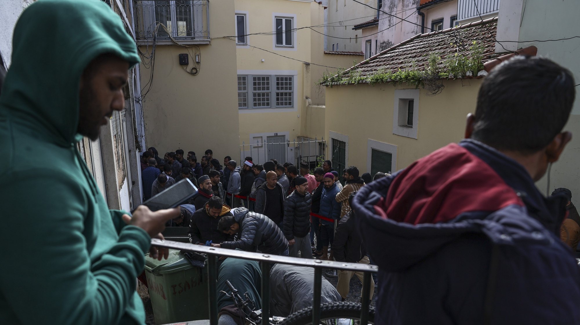 Fiéis muçulmanos aguardam numa rua da Mouraria para conseguirem entrar numa das mesquitas improvisadas para participarem nas orações, em Lisboa, 09 de fevereiro de 2024. (ACOMPANHA TEXTO DA LUSA DO DIA 12 DE FEVEREIRO DE 2024). MIGUEL A. LOPES/LUSA