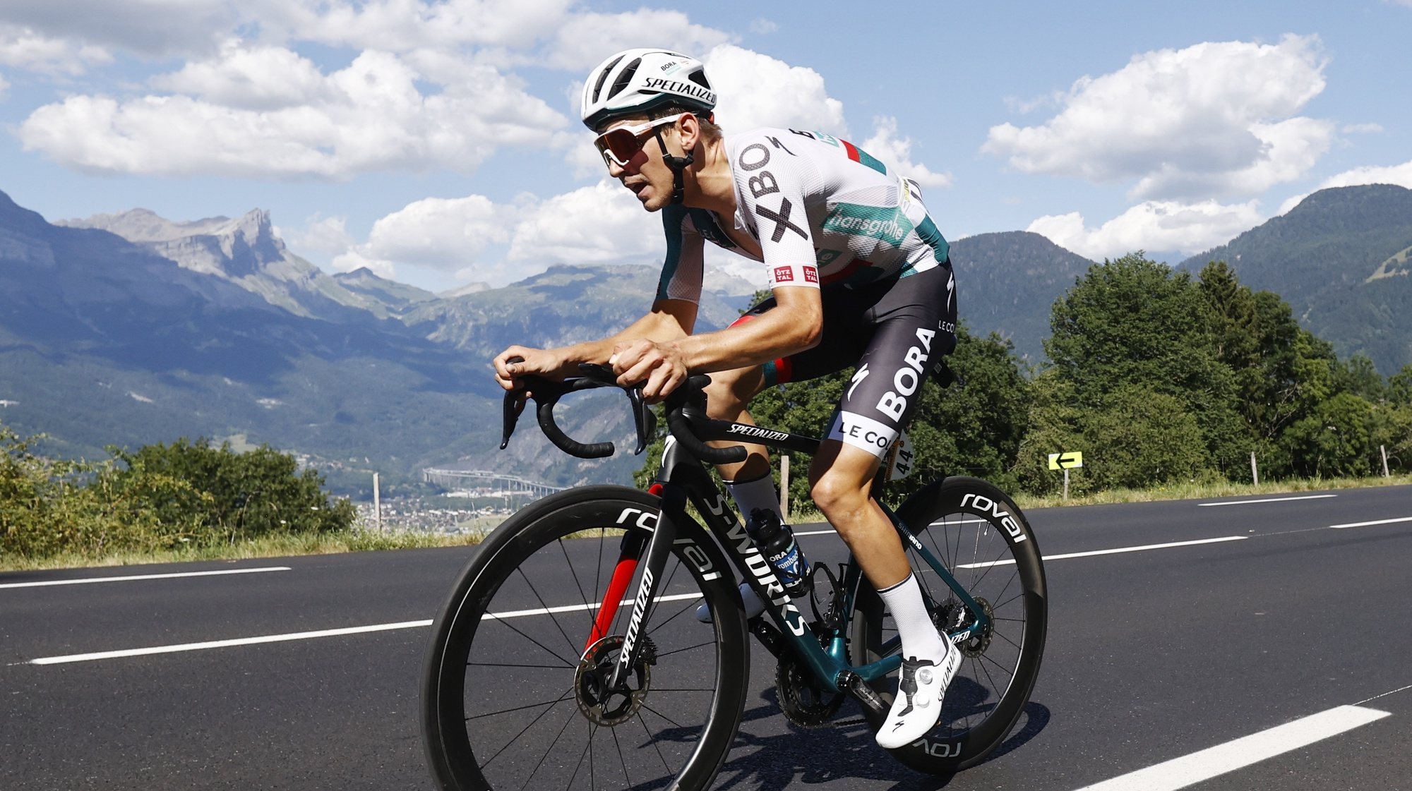epa10066873 German rider Lennard Kamna of Bora Hansgrohe in action during the 10th stage of the Tour de France 2022 over 148,5km from Morzine to Megeve, France, 12 July 2022.  EPA/GUILLAUME HORCAJUELO