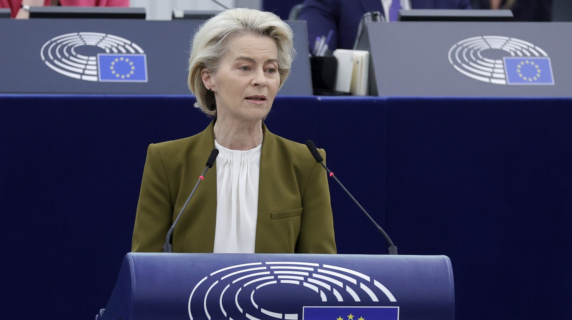 epa11297253 European Commission President Ursula von der Leyen delivers a speech during a formal sitting on the 20th anniversary of the 2004 EU Enlargement at the European Parliament in Strasbourg, France, 24 April 2024. The EU Parliament&#039;s current plenary session runs from 22 until 25 April 2024.  EPA/RONALD WITTEK