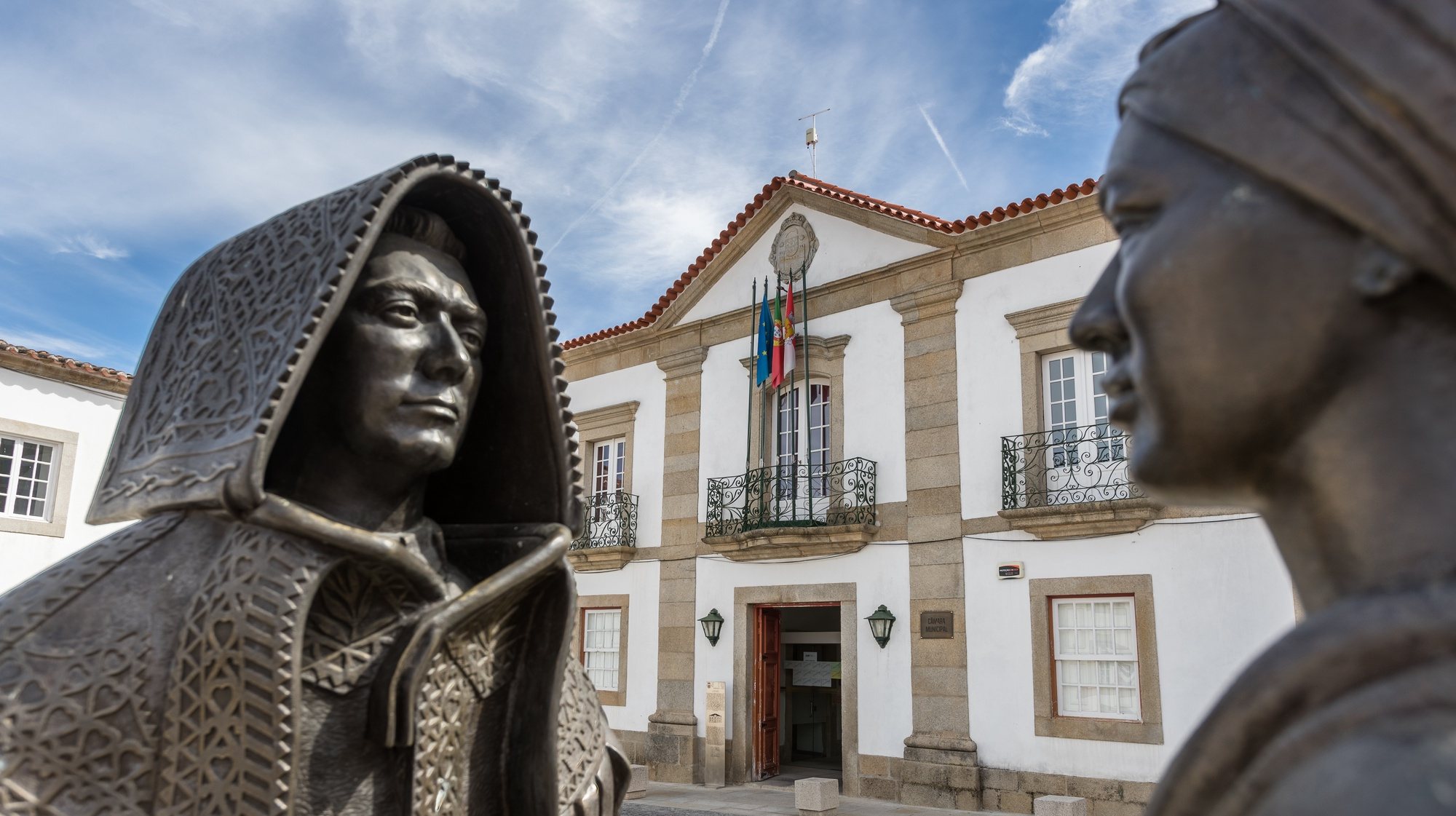 Esculturas de bronze, representando um homem com a capa de honras e uma mulher envergando as roupas tradicionais mirandesas, em frente ao edifício da Câmara Municipal de Miranda do Douro, 27 de setembro 2017. PEDRO SARMENTO COSTA/LUSA