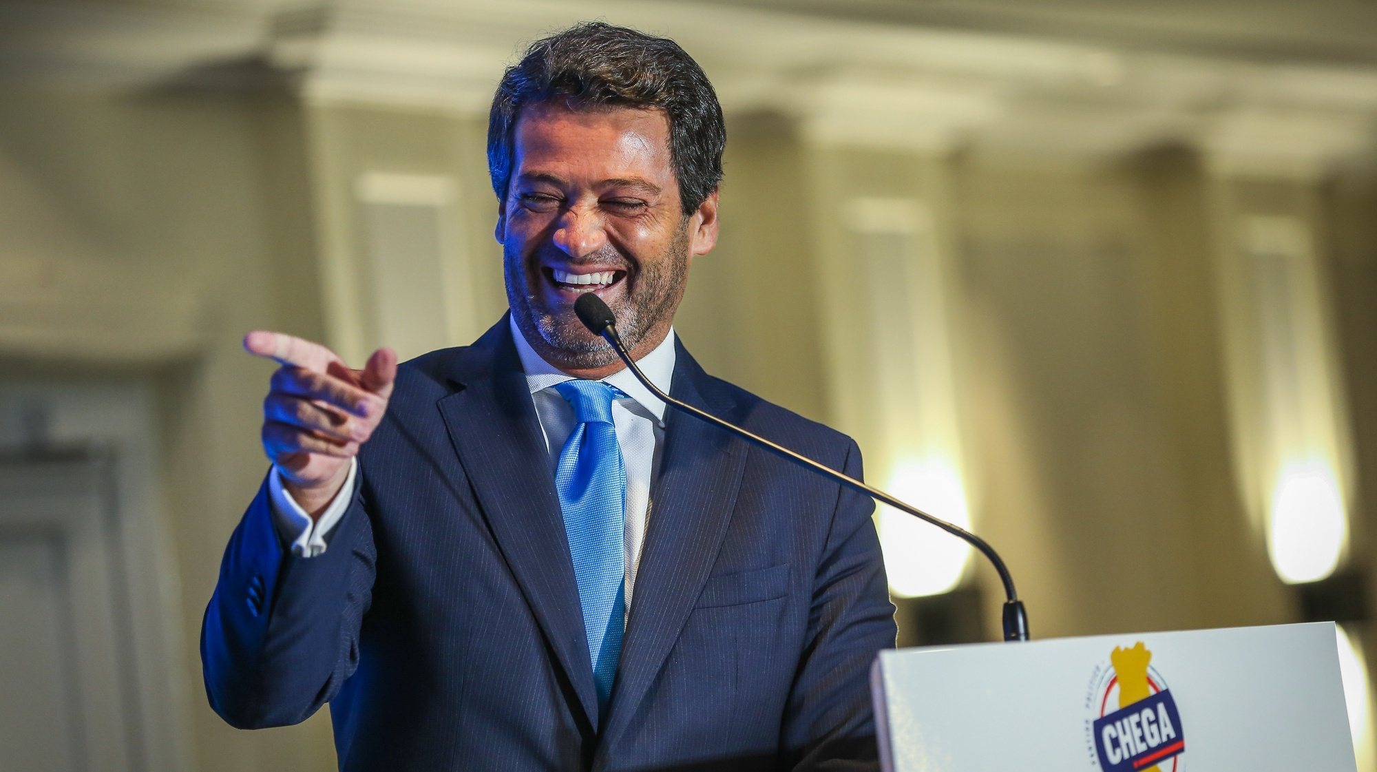 O presidente do partido Chega, André Ventura, discursa durante a apresentação do programa eleitoral do partido para as Europeias, em Lisboa, 14 de maio de 2024. RODRIGO ANTUNES/LUSA