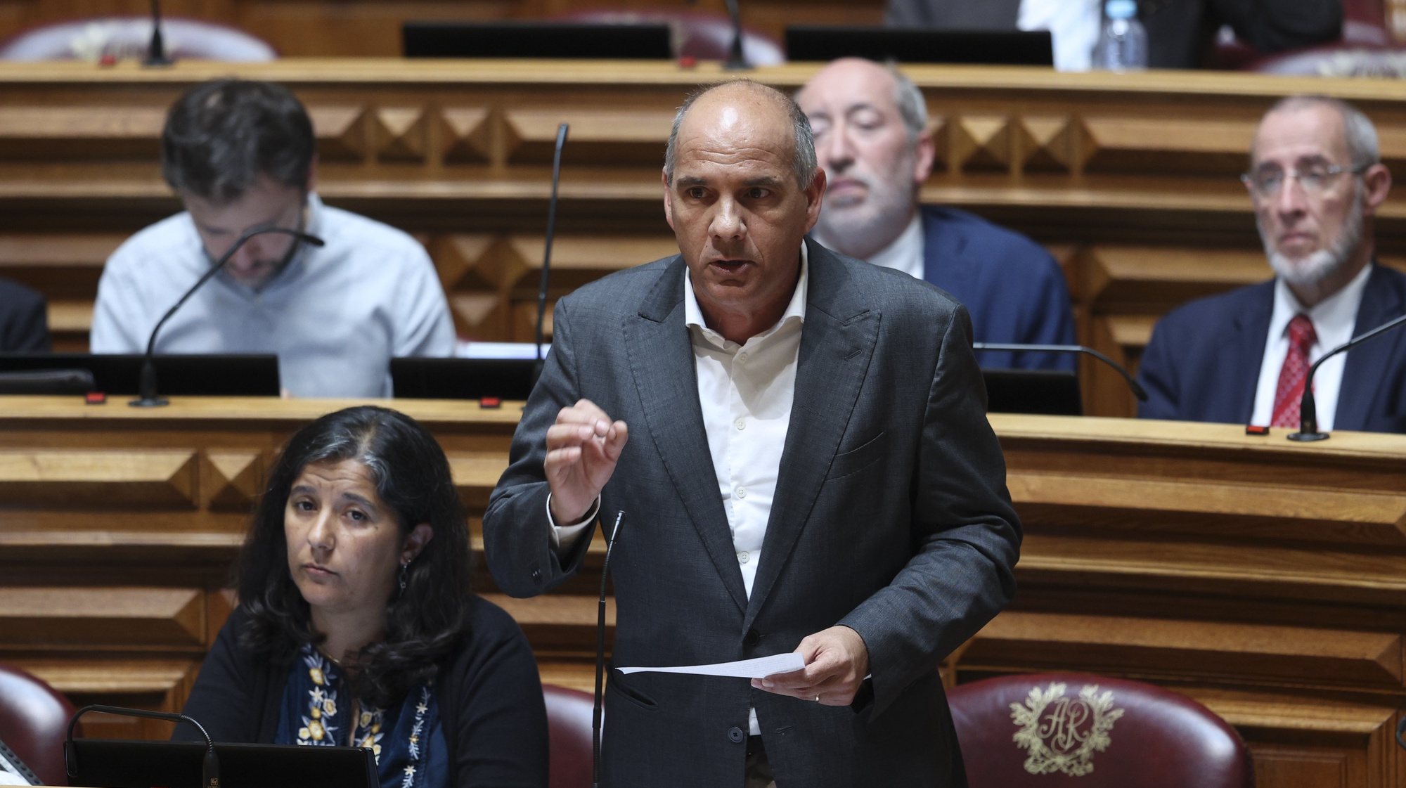 O deputado do Partido Comunista Português (PCP), Paulo Raimundo, intervém no debate parlamentar, na Assembleia da República em Lisboa, 15 de maio de 2024. MIGUEL A. LOPES/LUSA
