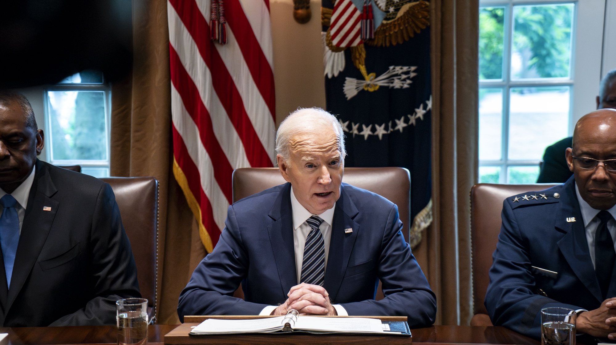 epa11343322 US President Joe Biden (C) attends a meeting with the Joint Chiefs of Staff and Combatant Commanders in the Cabinet Room of the White House in Washington, DC, USA 15 May 2024.  EPA/BONNIE CASH / POOL