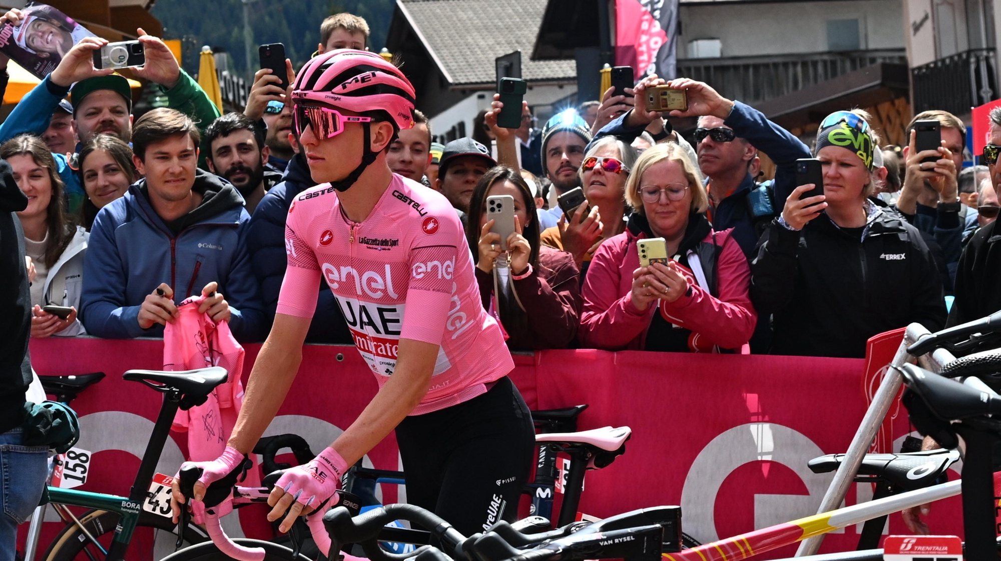 epa11360404 Slovenian rider Tadej Pogacar of  team Uae Emirates wearing the overall leader&#039;s pink jersey, arrives to the start line for the beginning of 17th stage of the 107 Giro d&#039;Italia 2024, a cycling race over 159 km from Selva Val Gardena to Passo Brocon, Italy, 22 May 2024.  EPA/LUCA ZENNARO
