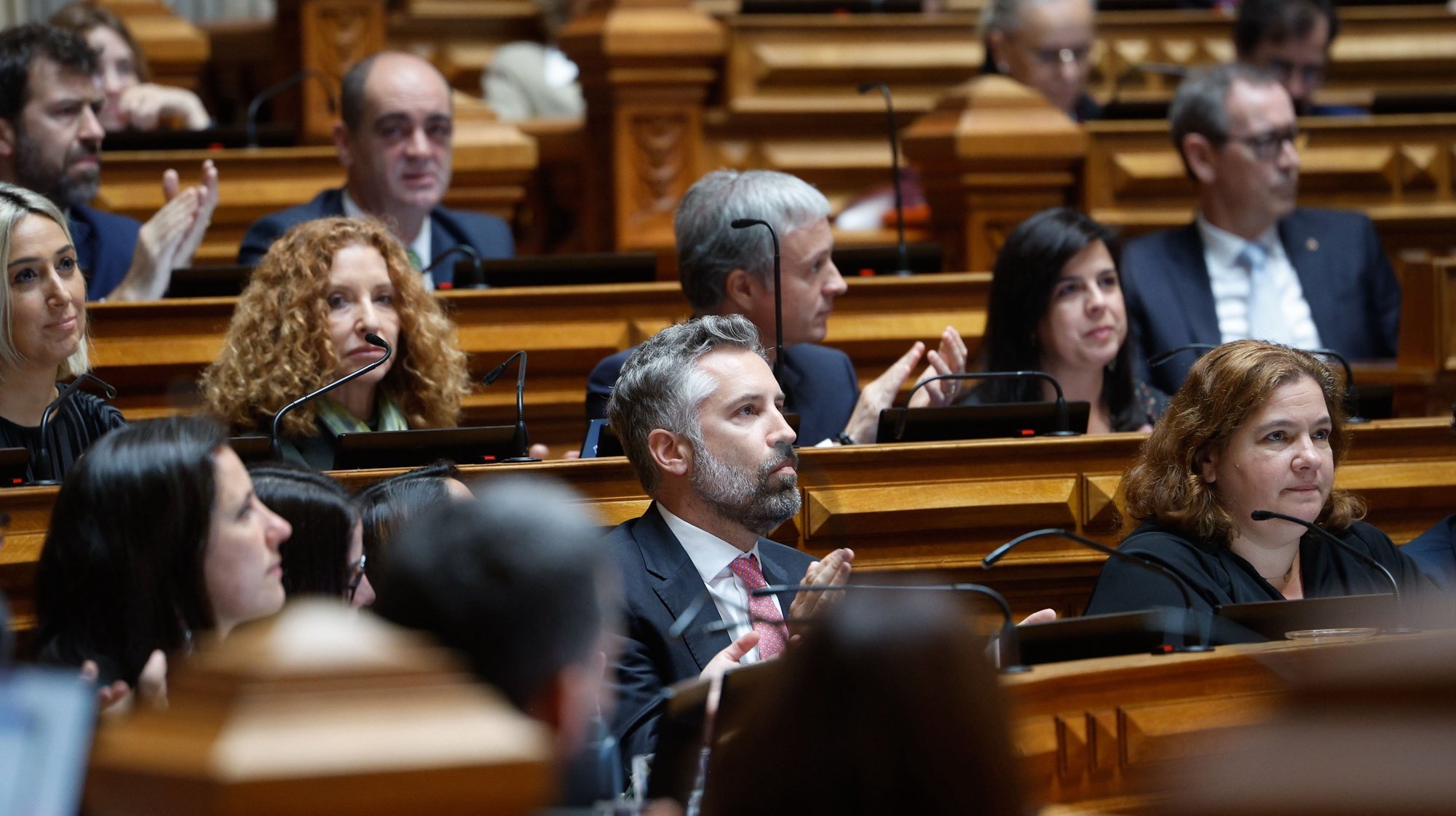 O secretário-geral do Partido Socialista (PS), Pedro Nuno Santos (C), ladeado por Alexandra Leitão (D), durante a sessão plenária num debate sobre política setorial, na Assembleia da República, em Lisboa, 17 de maio de 2024. ANTÓNIO PEDRO SANTOS/LUSA