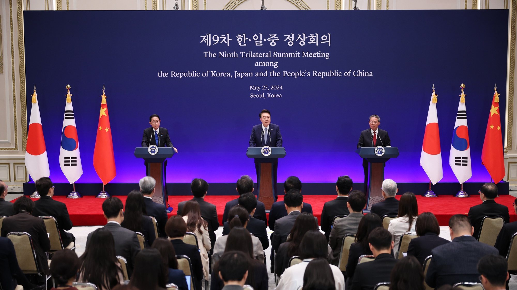 epa11372775 South Korean President Yoon Suk Yeol (C) speaks as Japanese Prime Minister Fumio Kishida (L) and Chinese Premier Li Qiang (R) listen during a joint news conference on the sidelines of the South Korea-China-Japan Trilateral Summit, in Seoul, South Korea, 27 May 2024.  EPA/KIM HONG-JI / POOL