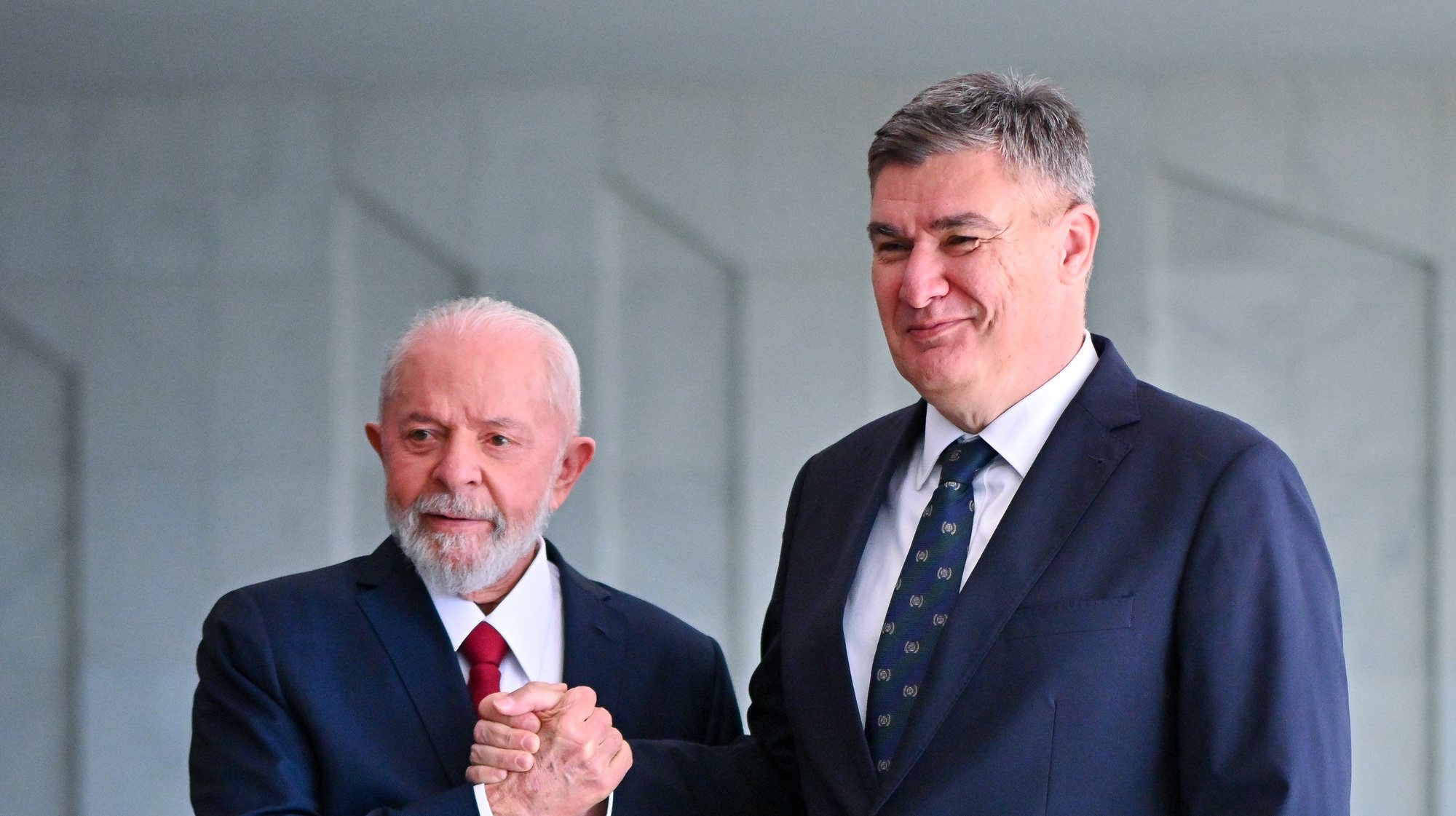 epa11387720 Brazilian President Luiz Inacio Lula da Silva (L) receives Croatian President Zoran Milanovic at the Itamaraty Palace in Brasilia, Brazil, 03 June 2024. Lula da Silva received his Croatian counterpart for a meeting where they are expected to review bilateral relationships, the climate crisis and the conflicts in Ukraine and Gaza.  EPA/ANDRE BORGES
