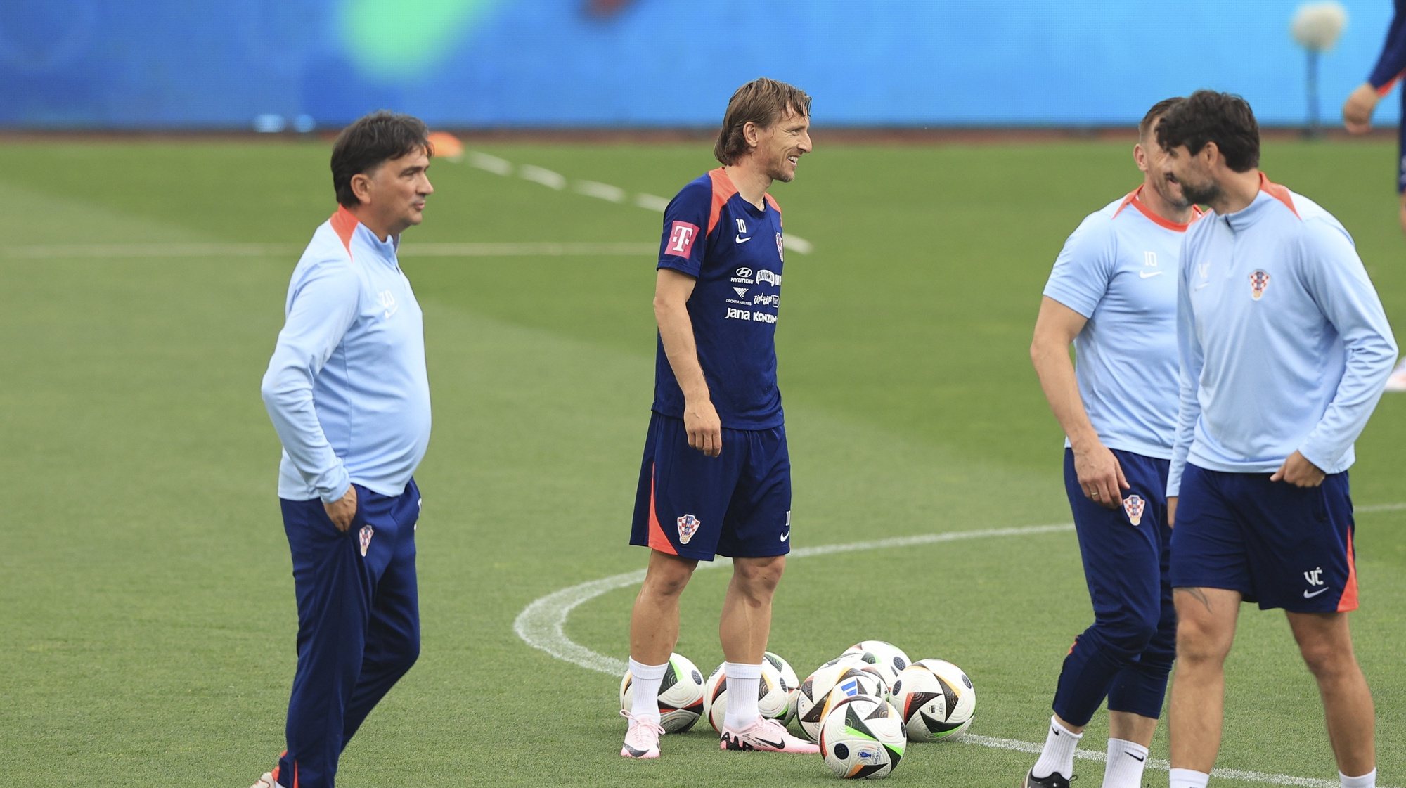 Croatia&#039;s head-coach Zlatko Dalic (L) and player Luka Modric (C) attends a training session  at National Stadium in Oeiras, Portugal, 07 June 2024. Croatia´s will play friendly matche against Portugal next 08 June in preparation for the upcoming Euro 2024. ANTONIO COTRIM/LUSA