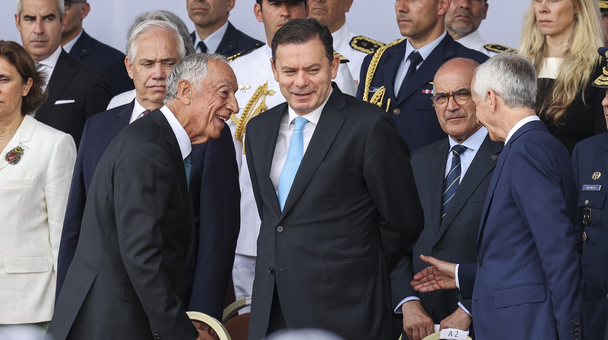 O Presidente da República, Marcelo Rebelo de Sousa (E) e o primeiro-ministro Luís Montenegro (C), durante a cerimónia militar comemorativa do Dia de Portugal, no âmbito das Comemorações do 10 de Junho, em Pedrógão Grande, 10 de junho de 2024. PAULO NOVAIS/LUSA