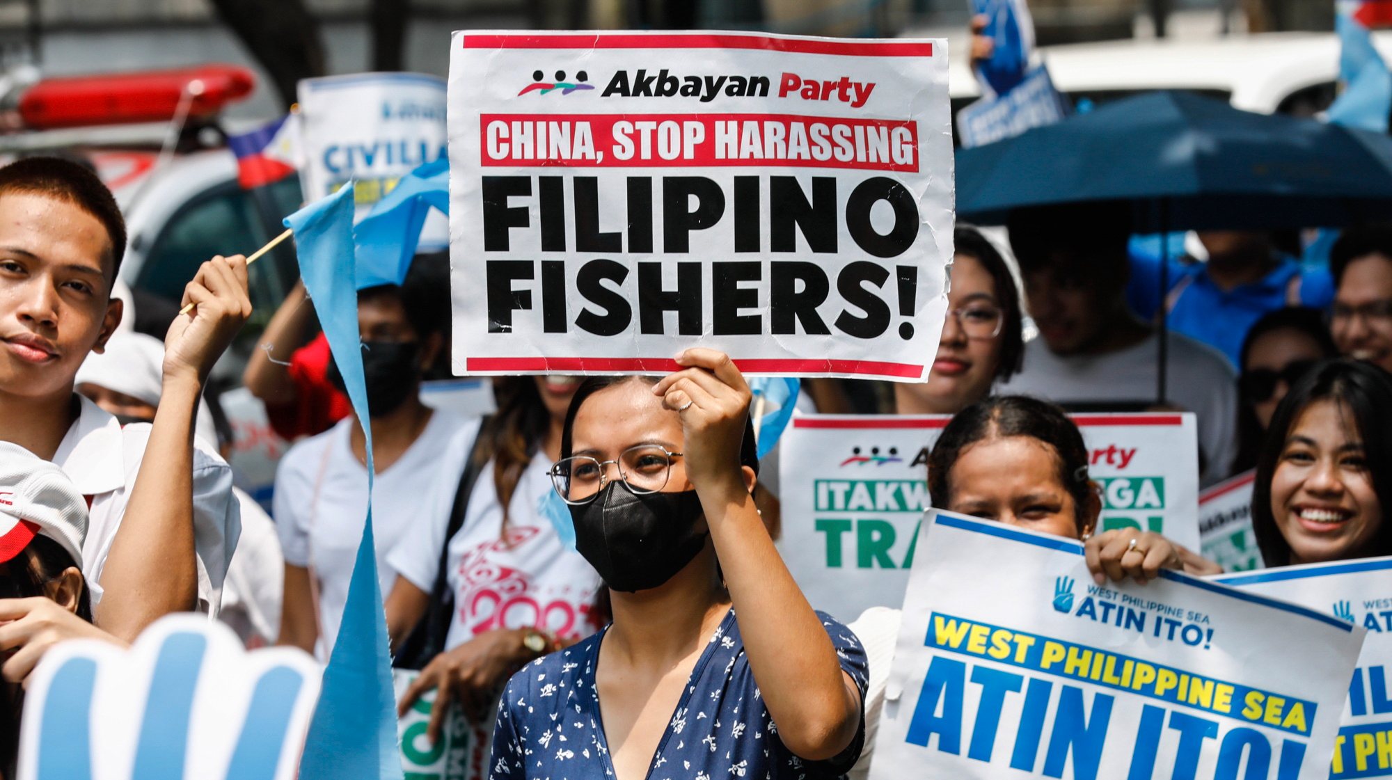 epa11403256 A protester (C) holds a sign supporting Philippine fishing workers during a rally against China&#039;s alleged harassment toward Philippine contingents in disputed waters of the South China Sea, outside China&#039;s consular office in Makati City, Metro Manila, Philippines, 11 June 2024. The protesters claim that the Chinese Coast Guard and defense units have been conducting aggressive maneuvers against Philippine vessels and endangered the lives of Philippine contingents in various areas of the disputed waters.  EPA/ROLEX DELA PENA