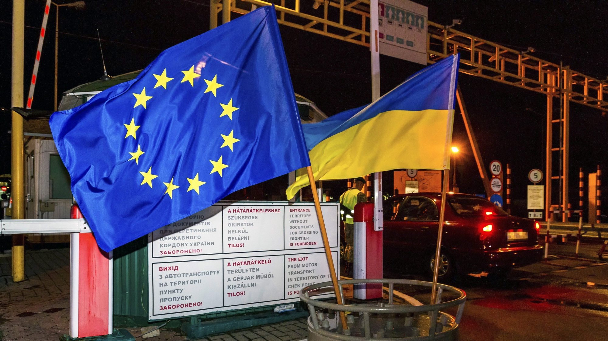 epa06022608 The EU flag and the national flag of Ukraine are pictured at the Ukranian – Hungarian border crossing checkpoint of Chop-Zahony near Chop, Ukraine, 11 June 2017. Ukrainian citizens with biometric passports won&#039;t need visas when travelling for short stays of up to 90 days to all EU Member States except for Ireland and the UK, starting from 11 June 2017.  EPA/JANOS NEMES HUNGARY OUT