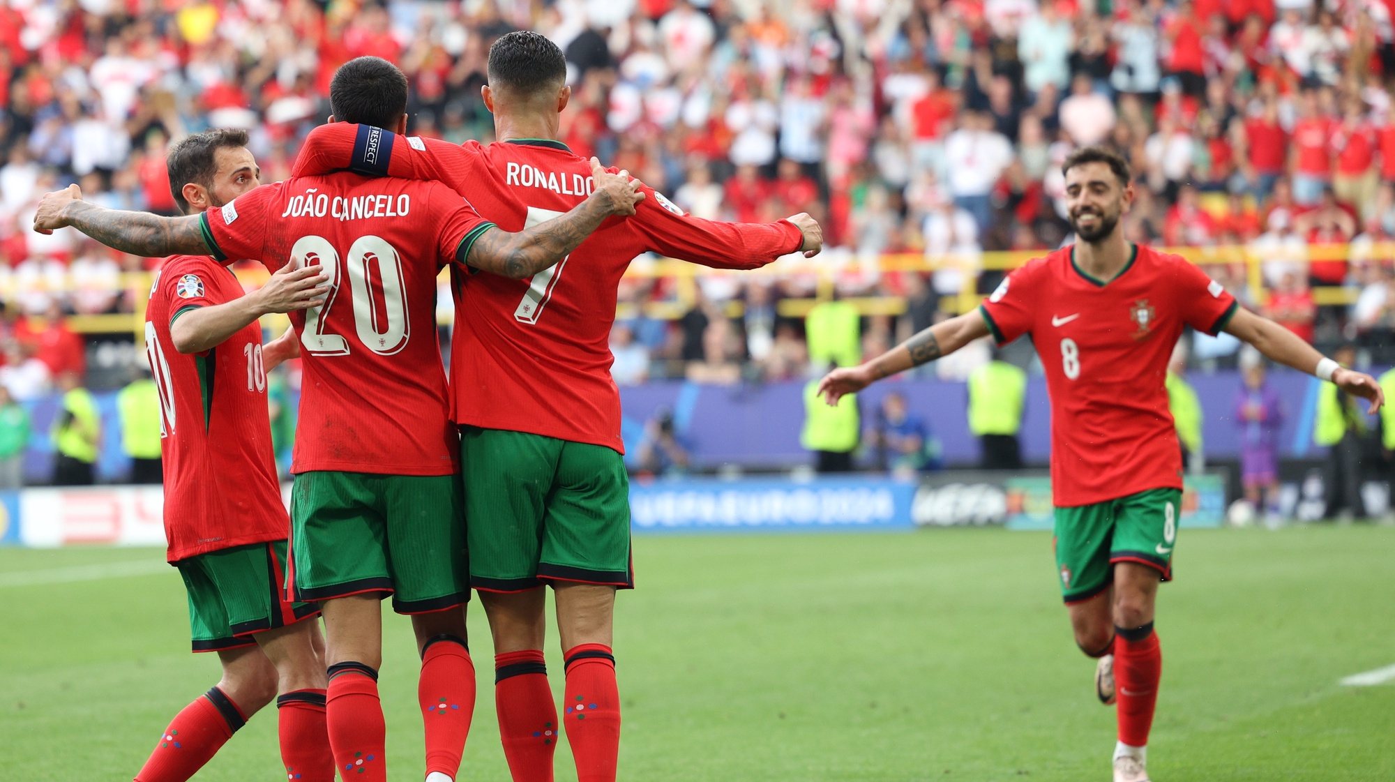 epa11430952 Bruno Fernandes (R), Bernardo Silva (L), Joao Cancelo (2-L) and Cristiano Ronaldo of Portugal celebrate the 0-3 goal during the UEFA EURO 2024 group F soccer match between Turkey and Portugal, in Dortmund, Germany, 22 June 2024.  EPA/MIGUEL A. LOPES