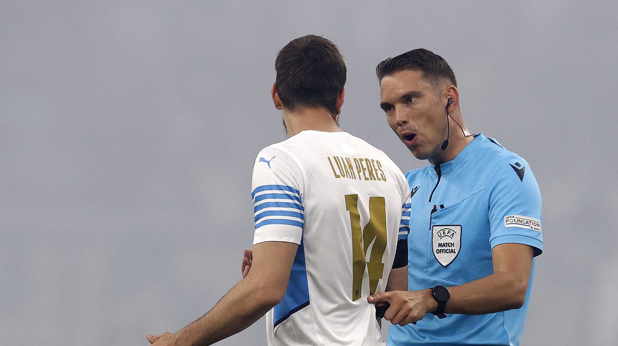 epa09929021 Luan Peres (L) of Olympique Marseille argues with referee Sandro Scharer during the UEFA Conference League semifinal, second leg soccer match between Olympique Marseille vs Feyenoord Rotterdam at Stade Velodrome in Marseille, France, 05 May 2022.  EPA/PIETER STAM DE JONGE