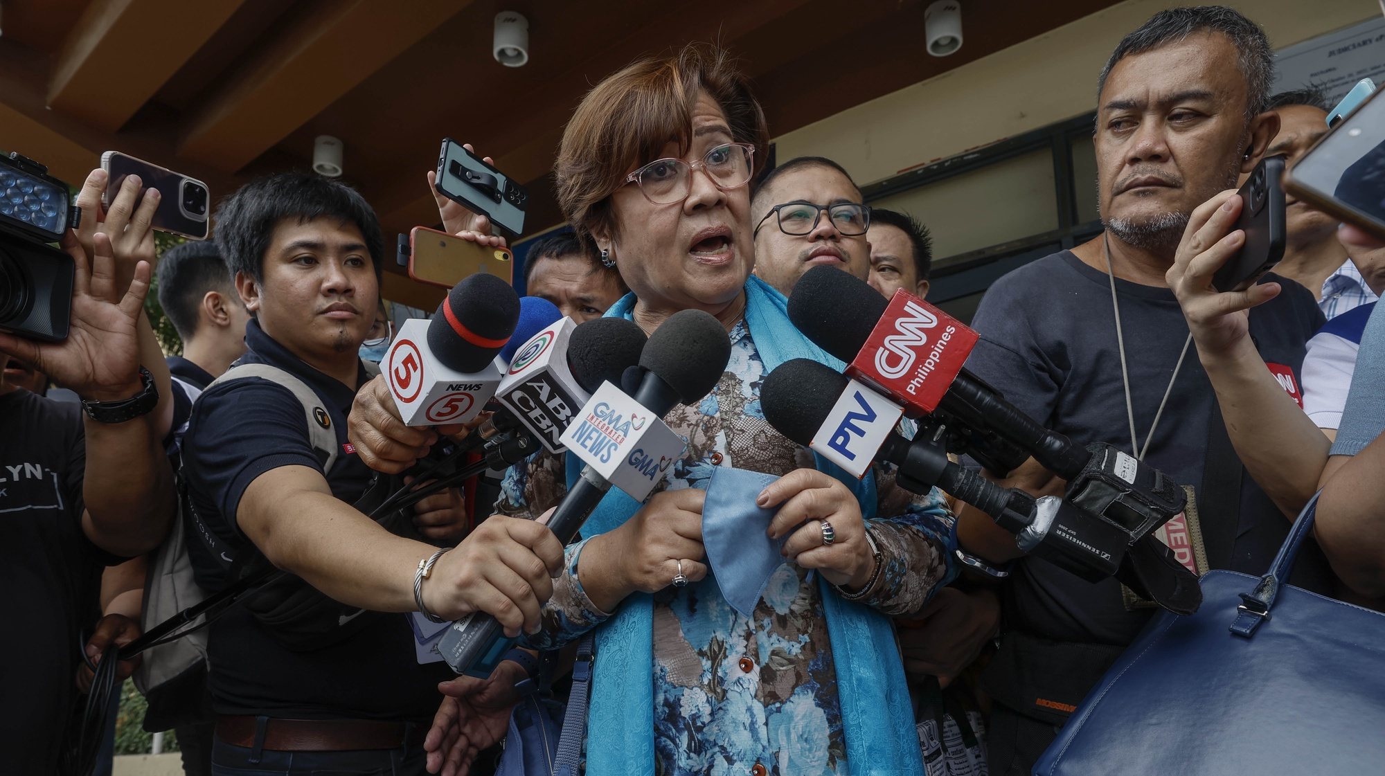 epa10998460 Former Philippine senator Leila De Lima (C) talks to journalists after a trial court hearing in connection to case witnesses in Muntinlupa City, Metro Manila, Philippines 28 November 2023. Granted bail on 13 November after almost seven years in detention, De Lima continued her scheduled court appearances at a Muntinlupa City trial court where she is facing illegal drug related charges.  EPA/ROLEX DELA PENA