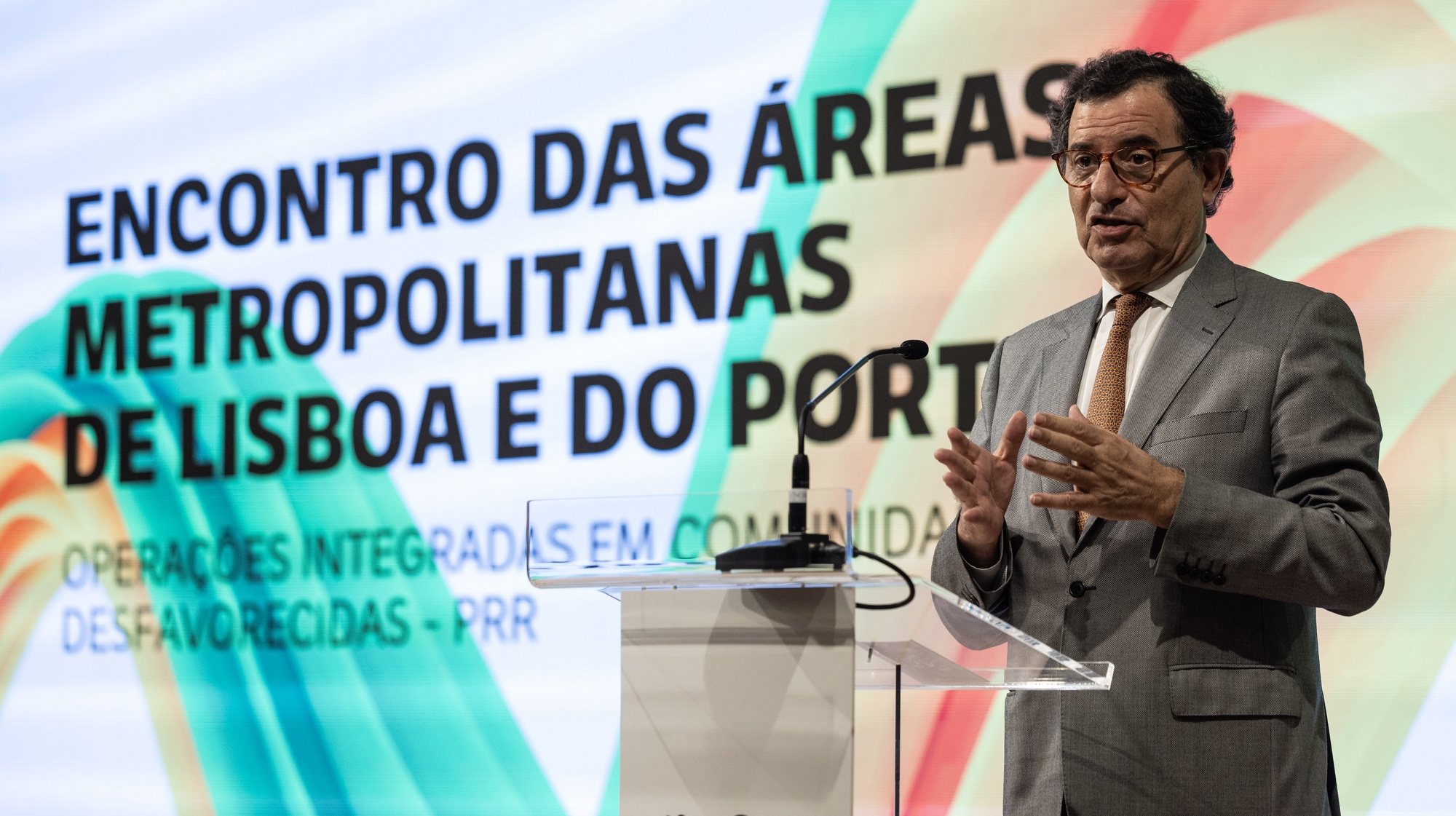 O ministro Adjunto e da Coesão Territorial Manuel Castro Almeida, discursa durante o encontro das Áreas Metropolitanas de Lisboa e Porto, no Palácio de Cristal, no Porto, 27 de junho de 2024. JOSÉ COELHO/LUSA