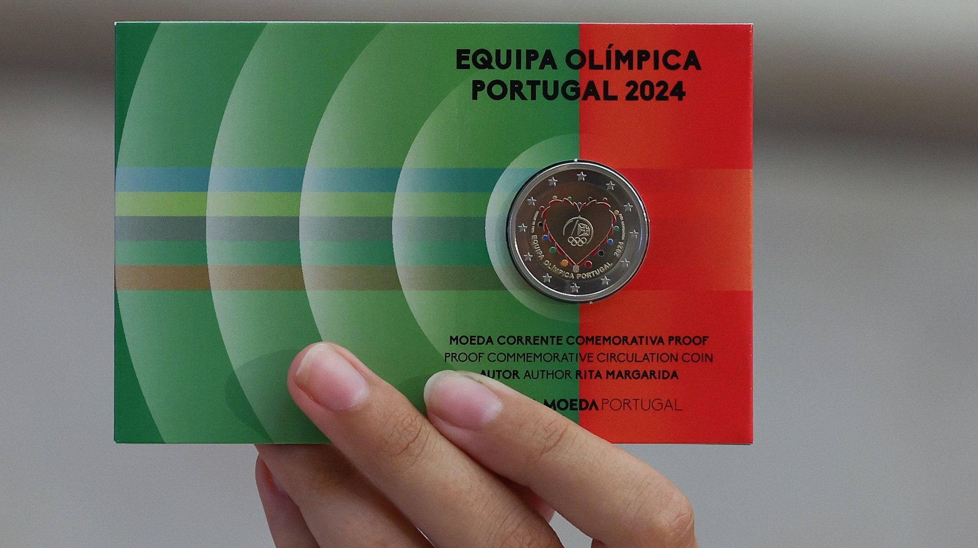 Apresentação da moeda comemorativa da &quot;Equipa Portugal aos Jogos Olímpicos Paris 2024&quot;, da autoria da escultora, Rita Margarida (ausente na fotografia), durante a cerimónia de apresentação da mesma, em Lisboa, 04 de julho de 2024. ANTÓNIO COTRIM/LUSA