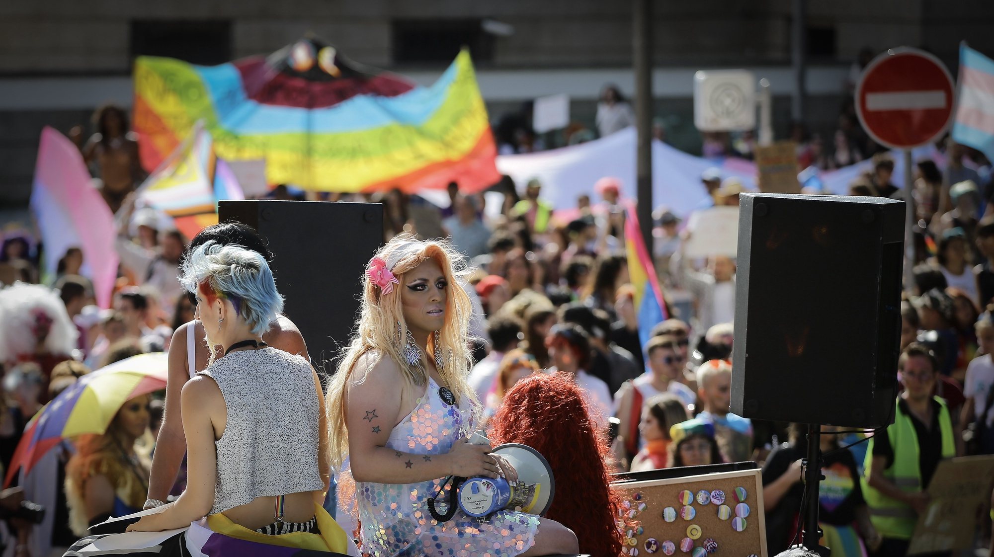 Participantes da Marcha do Orgulho LGBTI+ do Porto com o lema desta edição: “Não há cura para a minha existência, só orgulho e resistência”, na praça da República, Porto, 08 de Julho de 2023. MANUEL FERNANDO ARAÚJO/LUSA