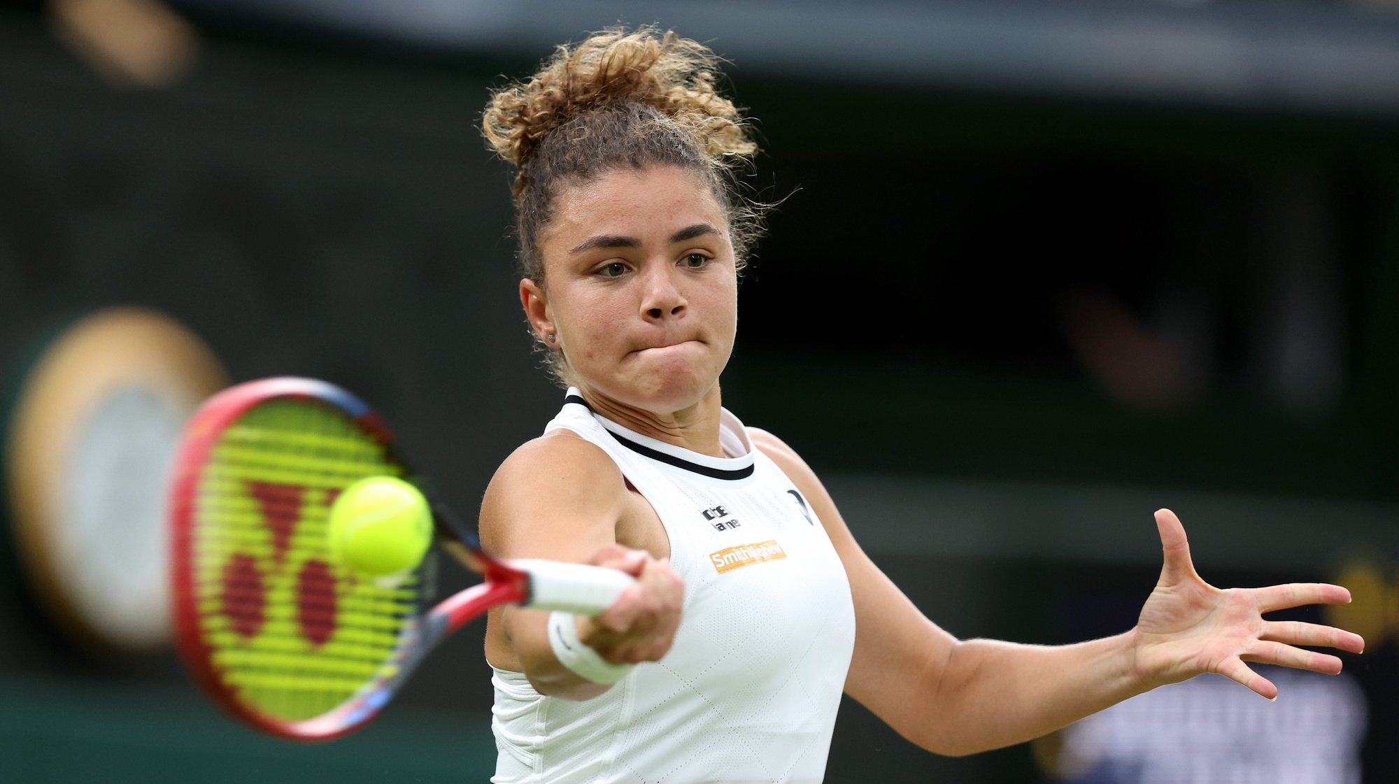 epa11468519 Jasmine Paolini of Italy in action during the Women&#039;s quarterfinal match against Emma Navarro of the USA at the Wimbledon Championships, Wimbledon, Britain, 09 July 2024.  EPA/NEIL HALL  EDITORIAL USE ONLY