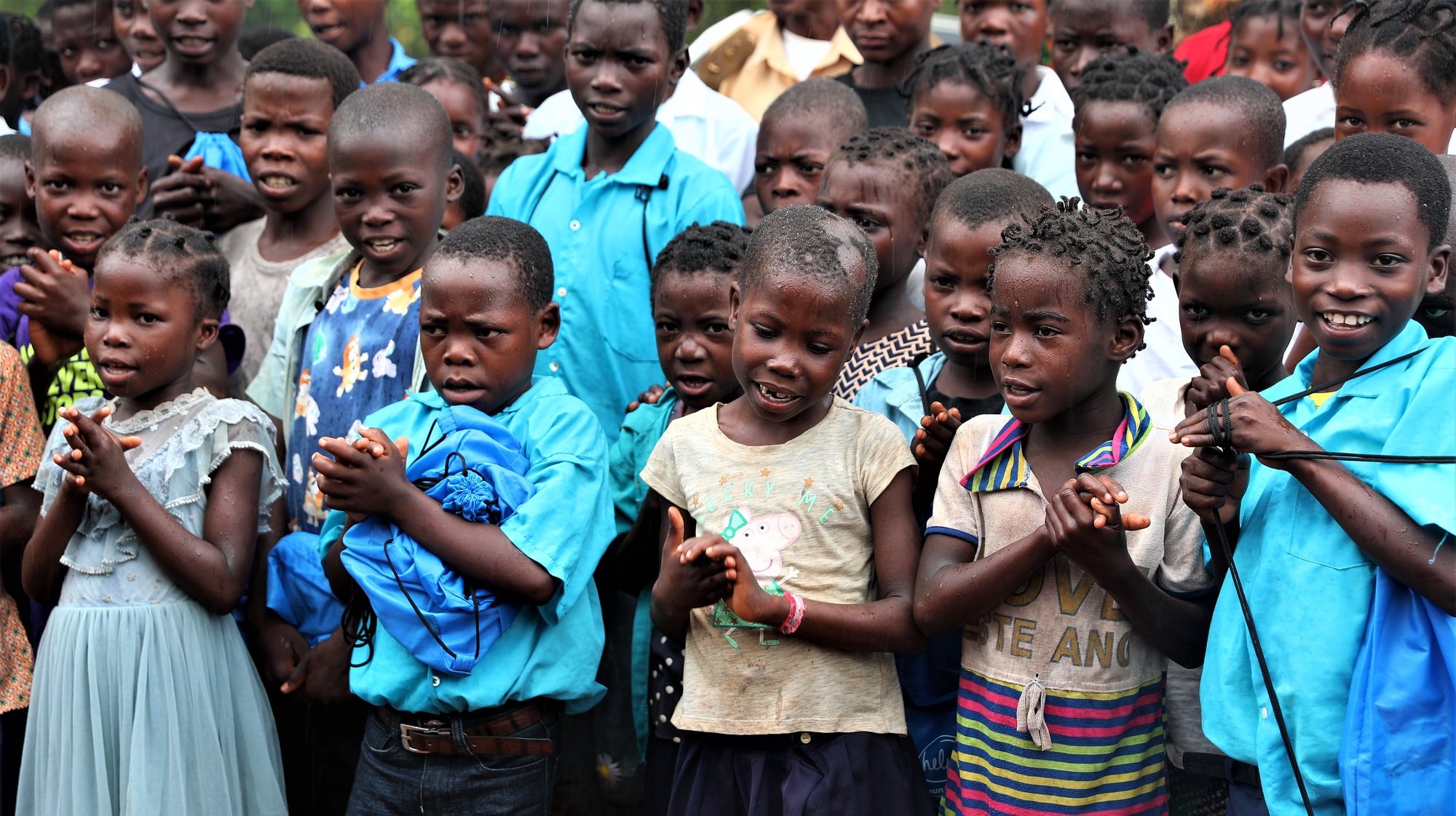 Crianças participam na cerimónia de inauguração do Centro de Incentivo à Progressão Escolar de Raparigas, em Nampula, no norte de Moçambique, 05 de março de 2024. LUÍSA NHANTUMBO/LUSA