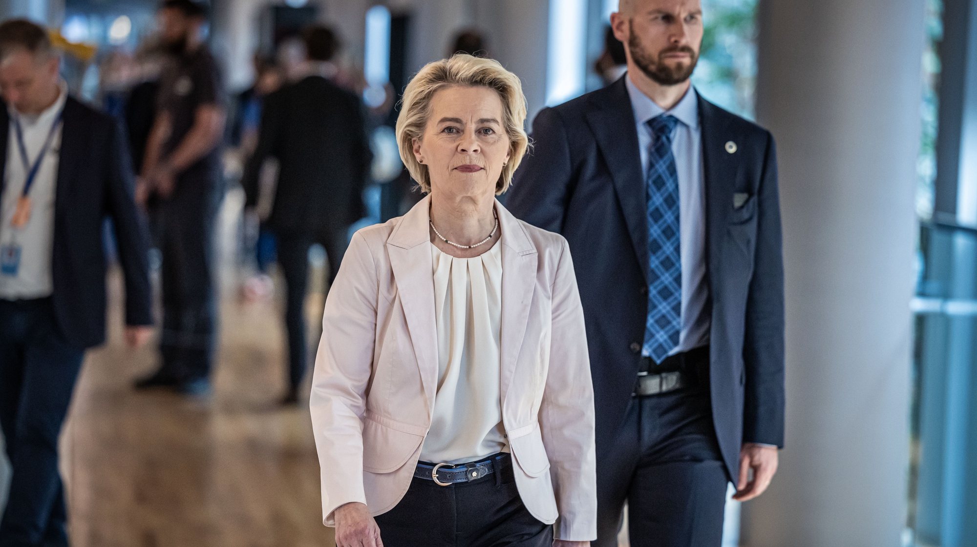epa11480179 European Commission President Ursula von der Leyen (C) arrives at the European Parliament in Strasbourg, France, 15 July 2024. The first plenary session of the new European Parliament takes place from 16 to 19 July 2024.  EPA/CHRISTOPHE PETIT TESSON