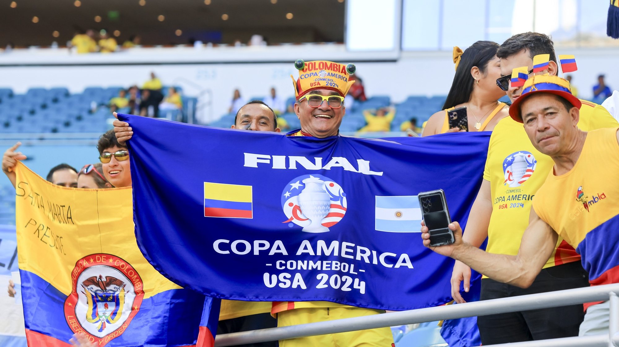 epa11479077 Fans gather in the stands before the start of  the CONMEBOL Copa America 2024 finals between Argentina and Colombia at Bank of America stadium in Hard Rock Stadium in Miami, Florida, USA, 14 July 2024.  EPA/CRISTOBAL HERRERA-ULASHKEVICH
