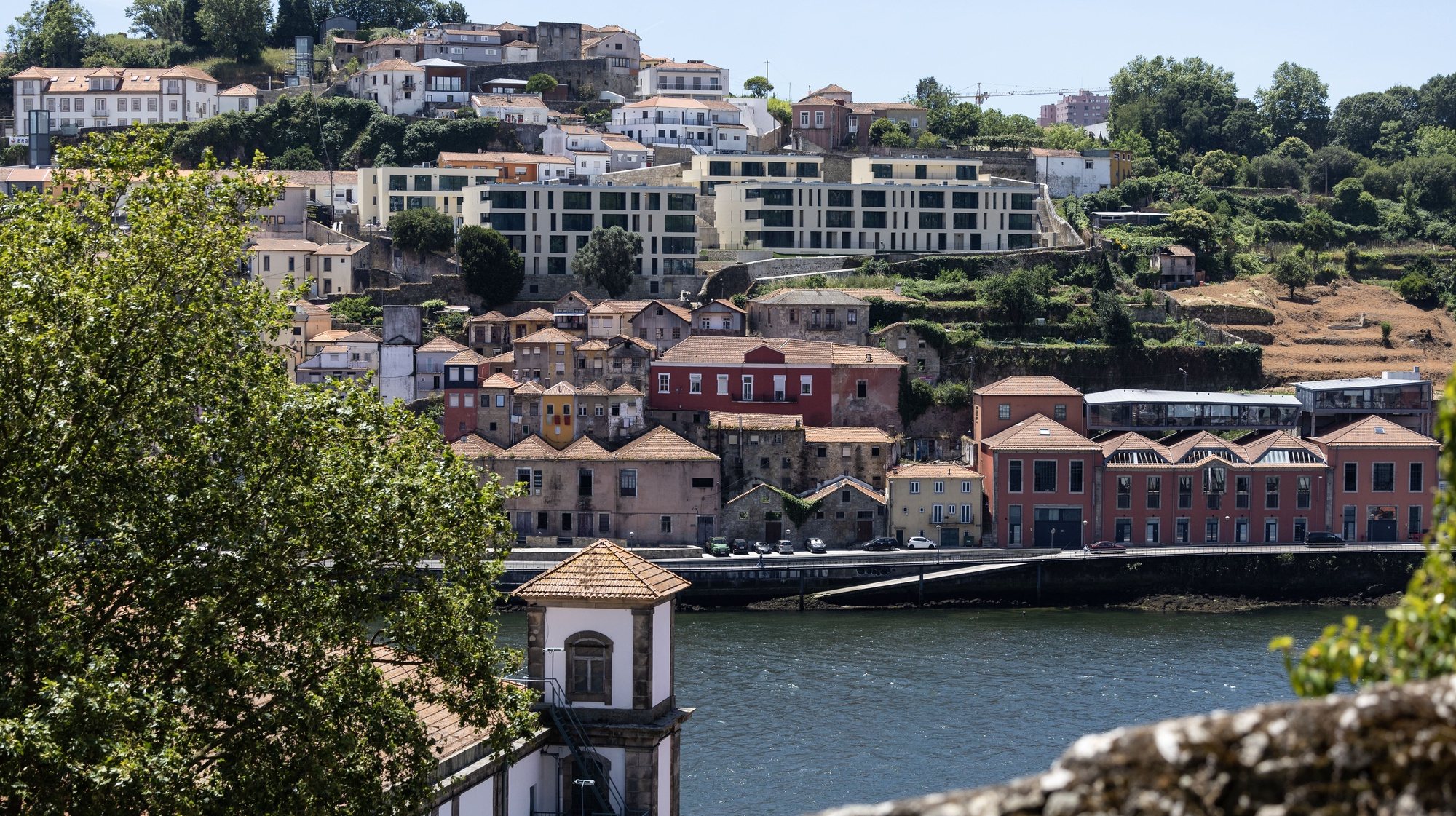 Vista de habitações na marginal de Vila Nova de Gaia a partir do Porto, 13 de junho de 2024.. JOSÉ COELHO/LUSA