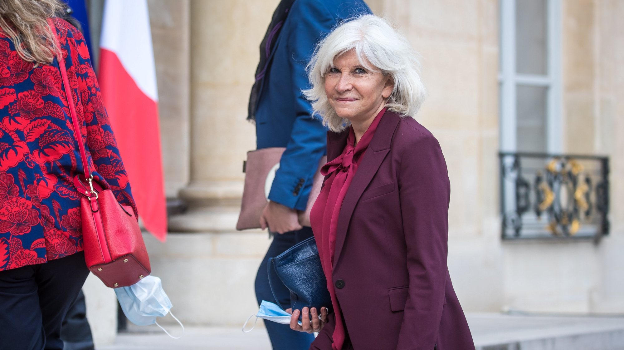 epa08515496 France’s Climate Change Ambassador Laurence Tubiana (C) arrives for a meeting with members of the Citizens&#039; Convention on Climate (CCC) to discuss environment-related proposals, at the Elysee Palace in Paris, France, 29 June 2020. The CCC is made up of 150 members selected using randomly-generated phone numbers who have to make proposals for reforms related to the environment and the climate.  EPA/CHRISTOPHE PETIT TESSON