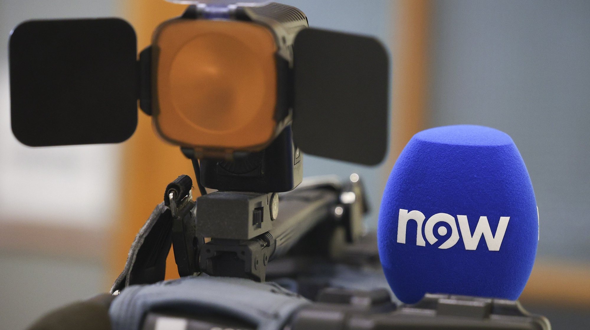 Microfone da NOW, novo canal da televisão por cabo, Lisboa, 17 de junho de 2024. ANTÓNIO COTRIM/LUSA
