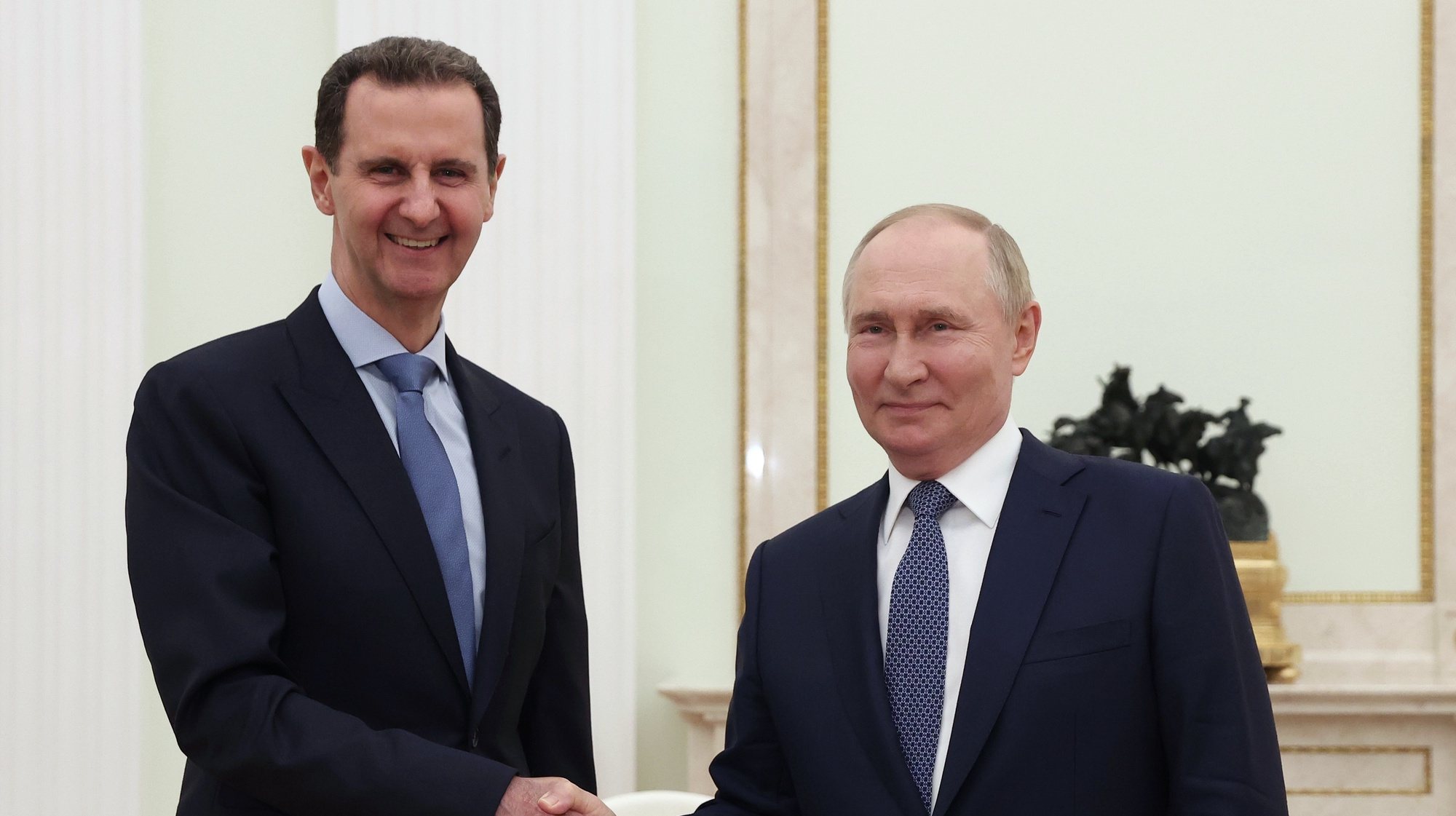 epa11495280 Russian President Vladimir Putin (R) and Syrian President Bashar al-Assad shake hands during their meeting at the Kremlin in Moscow, Russia, 24 July 2024 (issued 25 July 2024).  EPA/VALERY SHARIFULIN  / SPUTNIK / KREMLIN POOL
