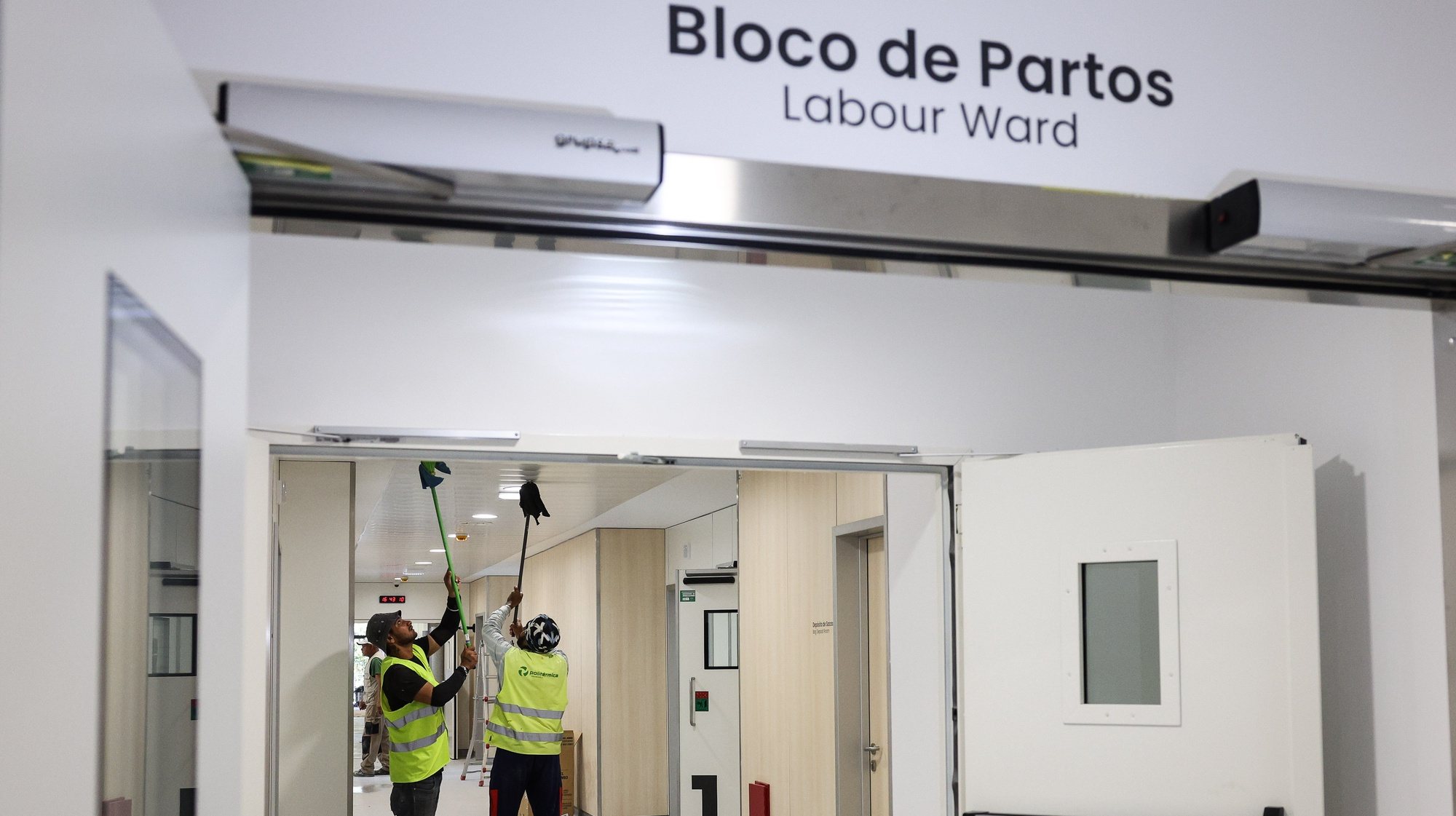 Operários ultimam acabamentos durante uma visita às novas urgências de obstetrícia e maternidade do Hospital Santa Maria, em Lisboa, 26 de julho de 2024. (ACOMPANHA TEXTO DE 28 DE JULHO DE 2024). TIAGO PETINGA/LUSA