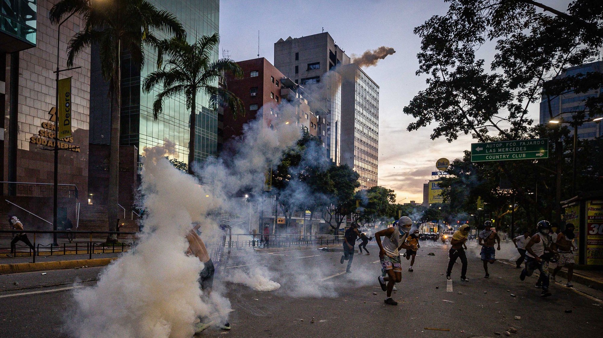 epa11507673 Protesters clash with the Bolivarian National Guard (GNB) over the results of the presidential elections in Caracas, Venezuela, 29 July 2024. Protests are taking place in Caracas after the National Electoral Council (CNE) proclaimed that Nicolas Maduro was re-elected president of Venezuela, following elections held on 28 July. Thousands of citizens have come out to protest against the results announced by the National Electoral Council (CNE), which gave President Maduro 51.2% of the votes, a figure questioned by the opposition and by a good part of the international community. Opposition leader Maria Corina Machado claims they have obtained enough of the vote tallies to prove they won the presidential elections that took place on 28 July.  EPA/Henry Chirinos