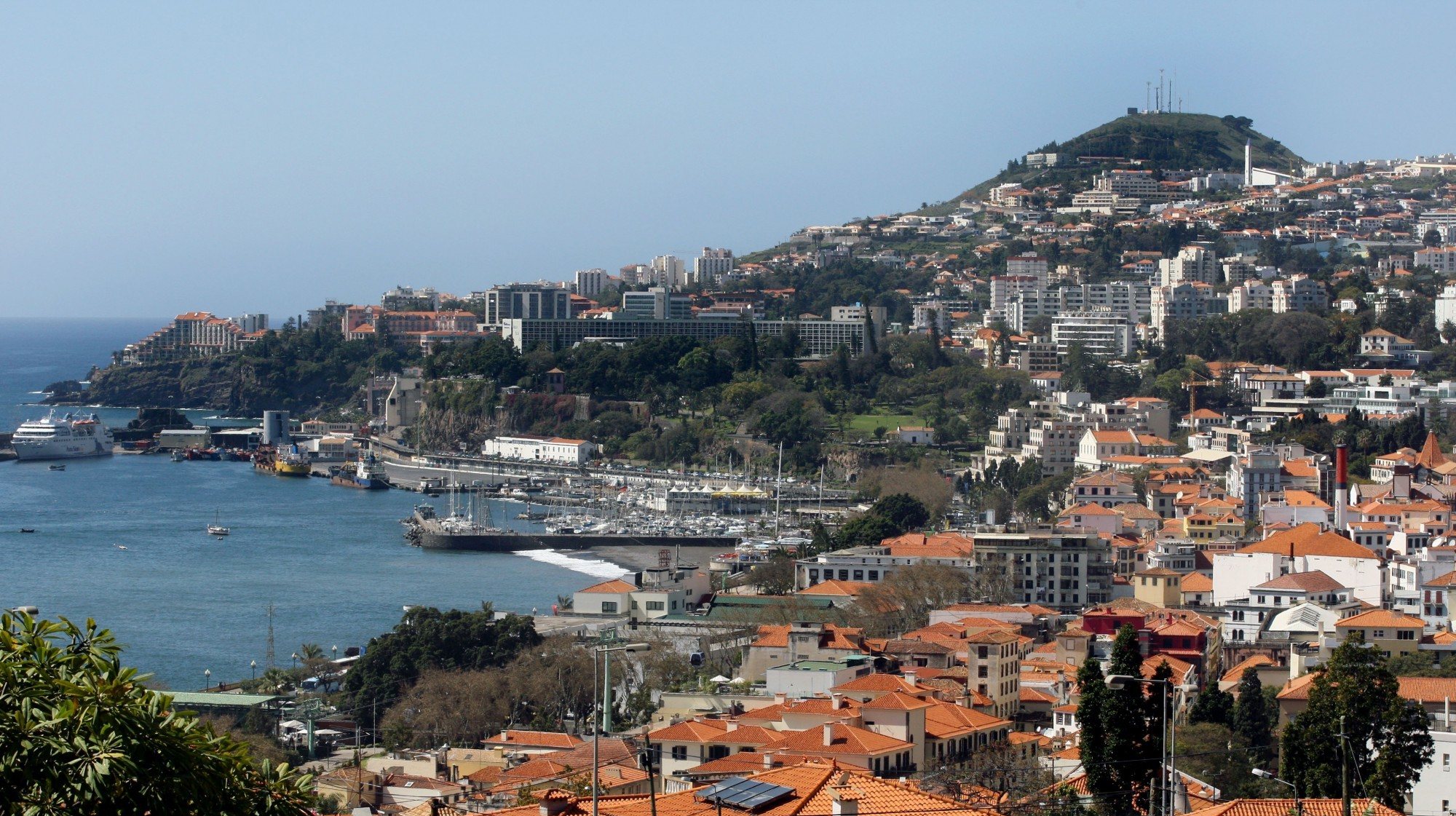 A Associação de Municípios da Região Autónoma da Madeira anunciou que as 11 autarquias do arquipélago passariam a cobrar taxa turística. Atualmente, apenas o município de Santa Cruz cobra esta taxa