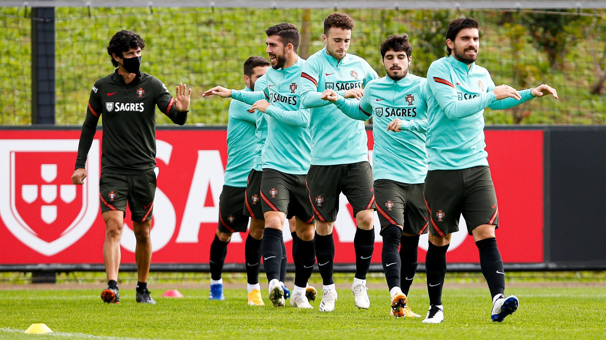 epa08821982 A handout photo made available by Portuguese Football Federation (FPF) shows Portugal players during a training session for the upcoming UEFA Nations League match against Croatia, in Oeiras, Portugal, 15 November 2020.  EPA/DIOGO PINTO / HANDOUT  HANDOUT EDITORIAL USE ONLY/NO SALES