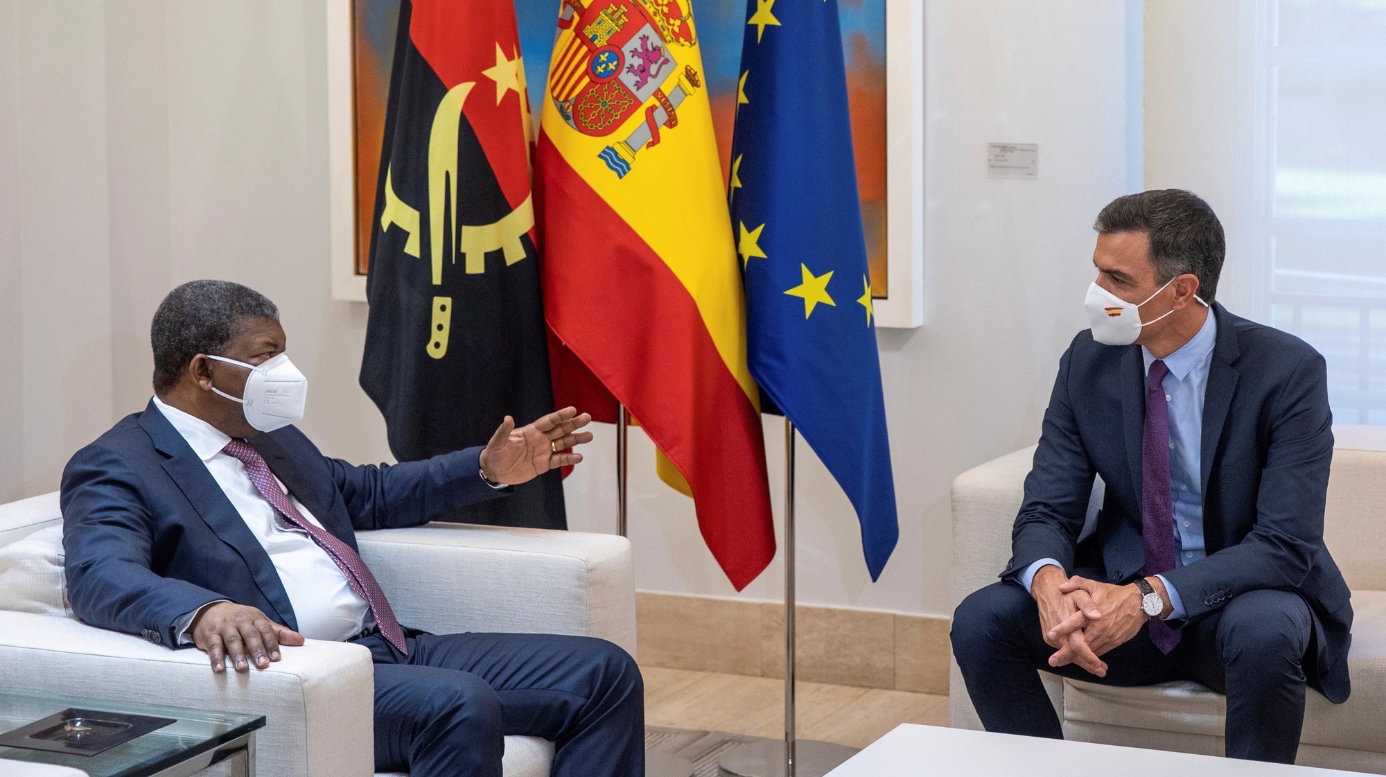epa09493349 Spanish Prime Minister, Pedro Sanchez (R), chats with Angola&#039;s president, Joao Lourenco (L), during a meeting held at Moncloa Palace in Madrid, Spain, 28 September 2021.  EPA/Rodrigo Jimenez