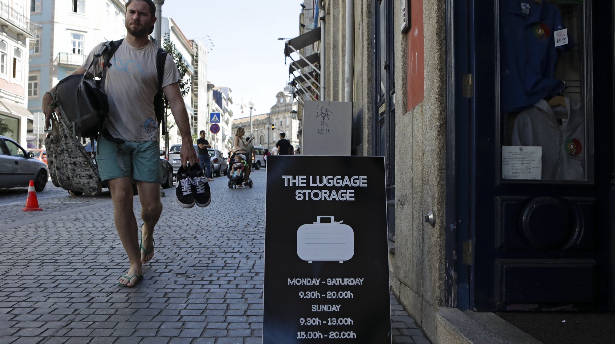 Estabelecimento na rua Mouzinho da Silveira para depósitar bagagens no Porto, 17 de agosto de 2017. O negócio dos ‘lockers’, cacifos para guardar bagagens, floresce no Porto para colmatar uma lacuna no mercado do alojamento local, invadindo cafés, lojas de ‘design’ ou de aluguer de bicicletas e ‘scooters’ ou estações de metro e comboios. (ACOMPANHA TEXTO DE 21/08/2017) JOSÉ COELHO/LUSA