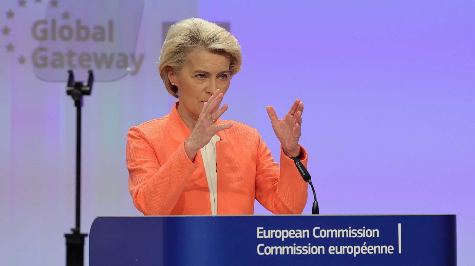 epa10751044 President of the European Commission Ursula von der Leyen delivers a speech at the opening of the EU-LAC Business Round Table at the European Commission headquarters in Brussels, Belgium, 17 July 2023, on the day of the third EU-CELAC summit between leaders from the EU and the Community of Latin American and Caribbean States (CELAC).  EPA/OLIVIER MATTHYS