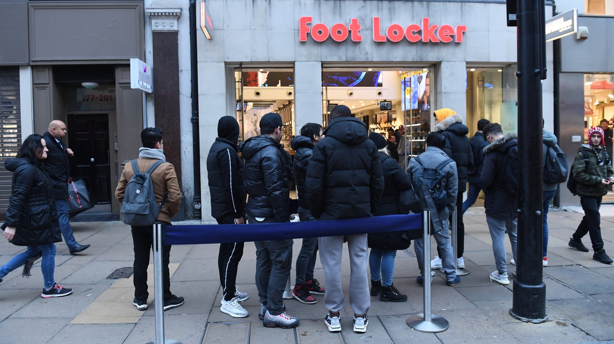 epa07184066 People queue up outside Foot Locker before opening during the Black Friday sales in Oxford Street, London, Britain, 23 November 2018. Black Friday is an day following Thanksgiving Day, annually held on the fourth Thursday in November, in the United States and generally marks the beginning of the Christmas shopping season.  EPA/FACUNDO ARRIZABALAGA