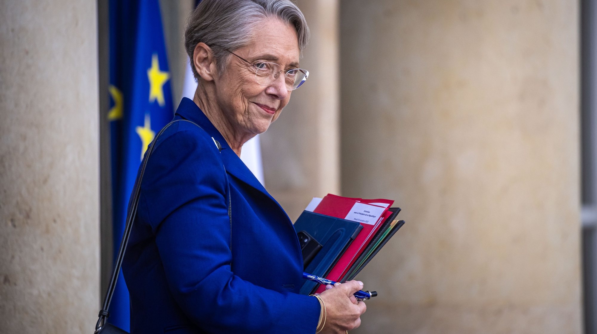 epa10950727 French Prime Minister Elisabeth Borne leaves the Elysee Palace after the weekly cabinet meeting in Paris, France, 31 October 2023.  EPA/CHRISTOPHE PETIT TESSON