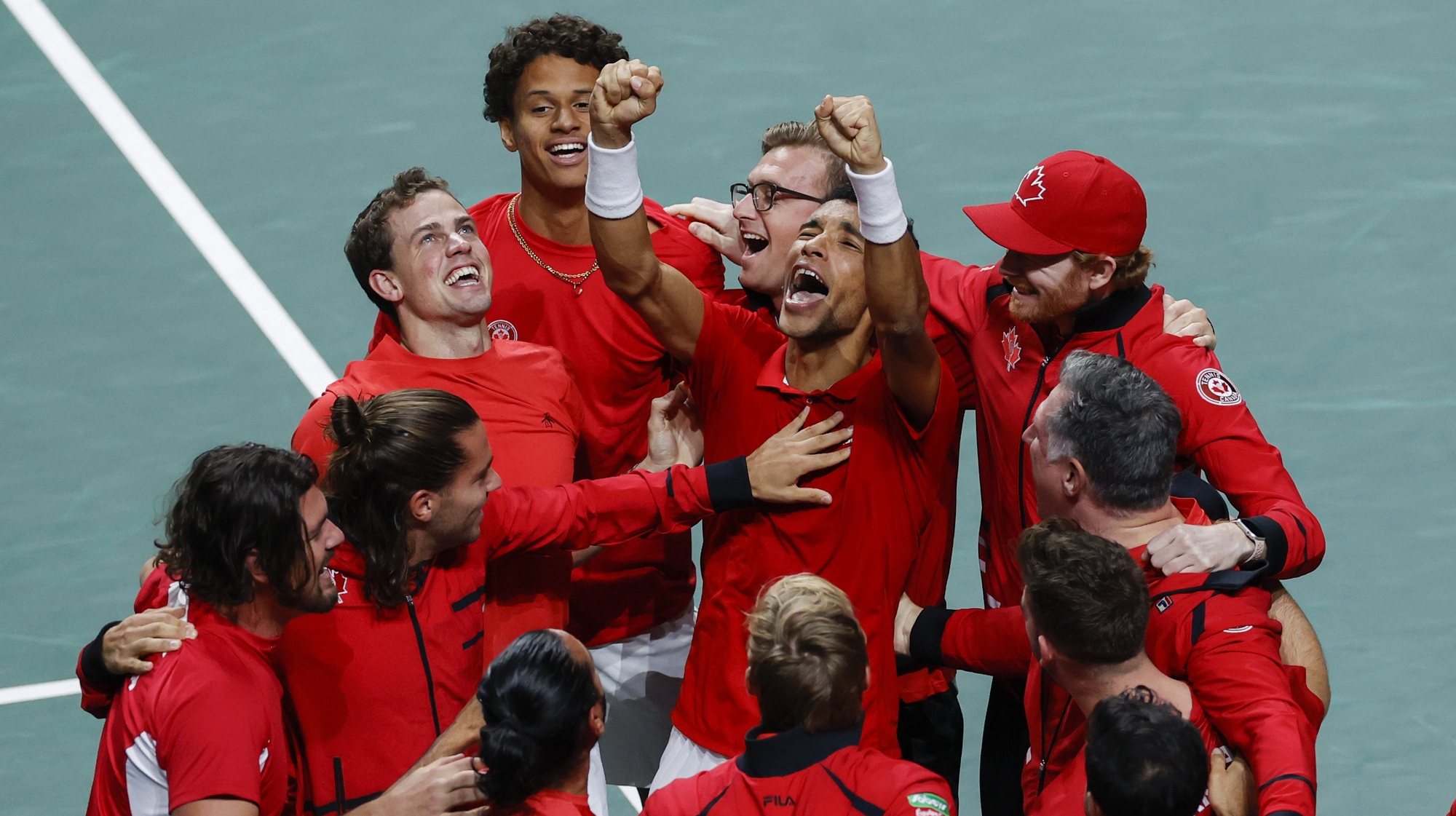 epa10332871 Canada&#039;s Felix Auger-Aliassime (C) and teammates celebrate after winning the Davis Cup final between Canada and Australia in Malaga, southern Spain, 27 November 2022.  EPA/Julio Munoz