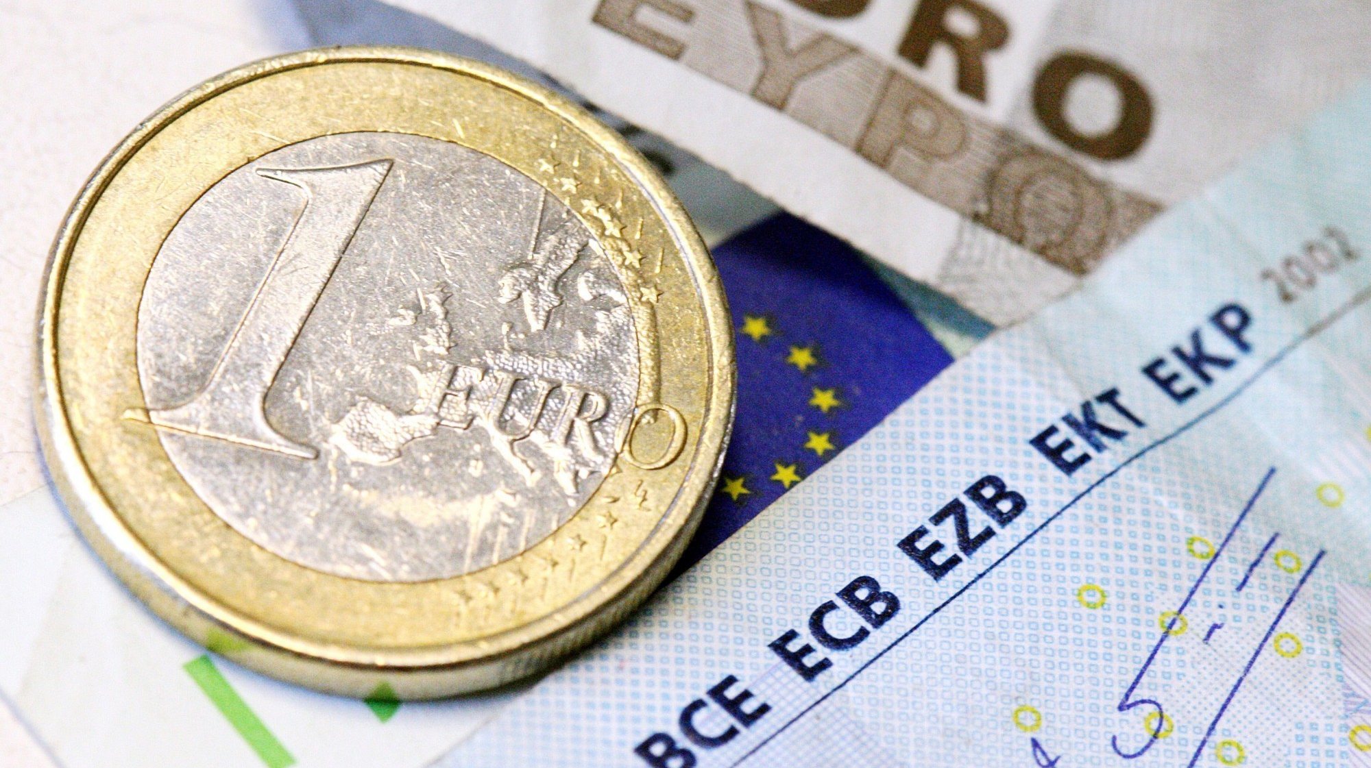 Notas e moeda de Euros