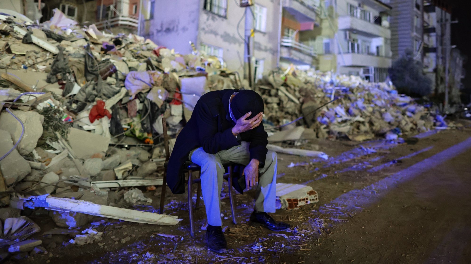 epaselect epa10480774 An elderly man reacts after a new 6.3 magnitude earthquake in Hatay, Turkey, 20 February 2023. According to the United States Geological Survey (USGS) a 6.3-magnitude quake struck near the town of Uzunbag in Turkey’s Hatay Province and was felt in Syria, Lebanon and Egypt, weeks after a 7.8-magnitude struck the region on 06 February, killing more than 46,000 people in Turkey and Syria.  EPA/ERDEM SAHIN