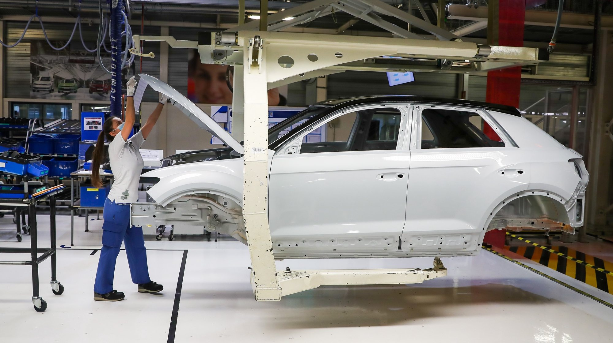 Uma funcionária da Autoeuropa trabalha na construção do Volkswagen T-Roc na fábrica da Autoeuropa, em Palmela, 13 de maio de 2020. JOSÉ SENA GOULÃO/LUSA