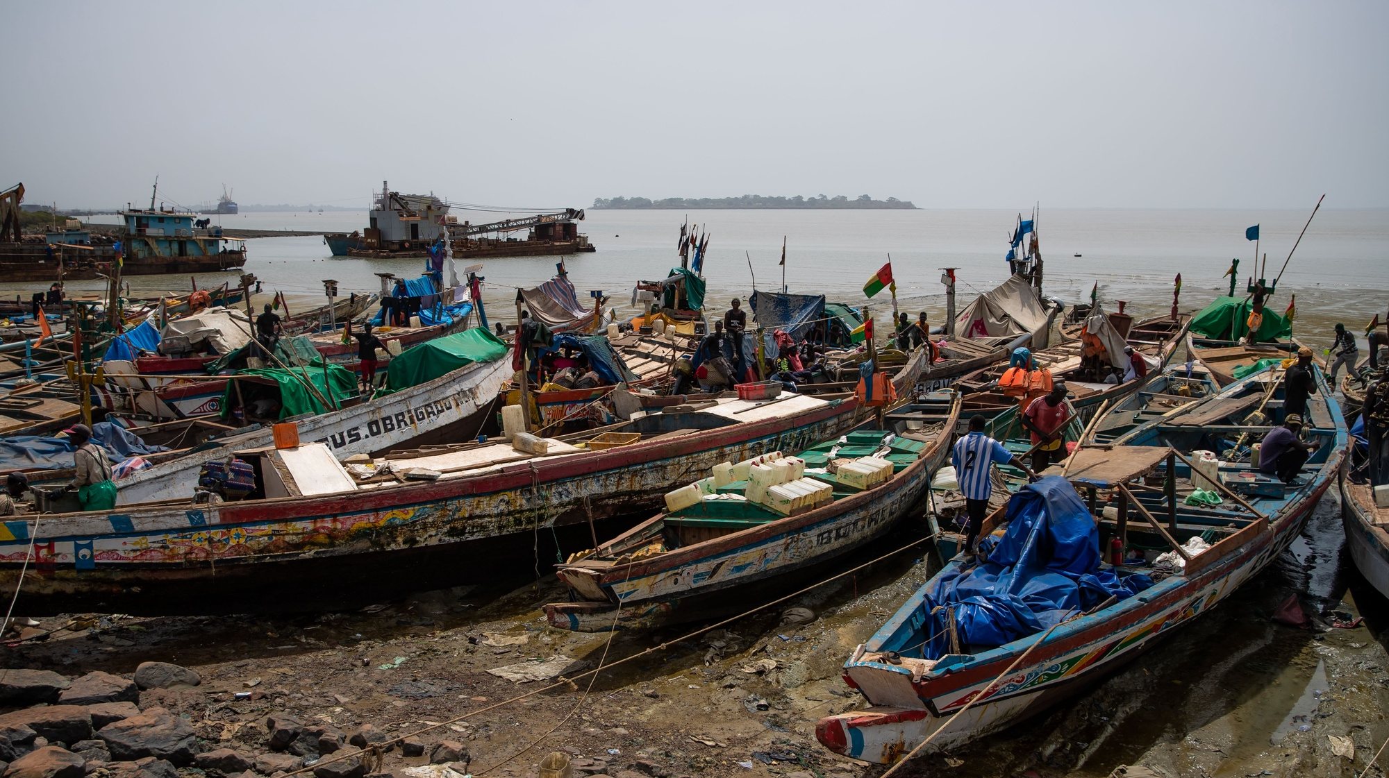 Barcos de pesca junto ao mercado de peixe no Porto de Bissau, na Guiné-Bissau, 17 de maio de 2021. JOSÉ SENA GOULÃO/LUSA